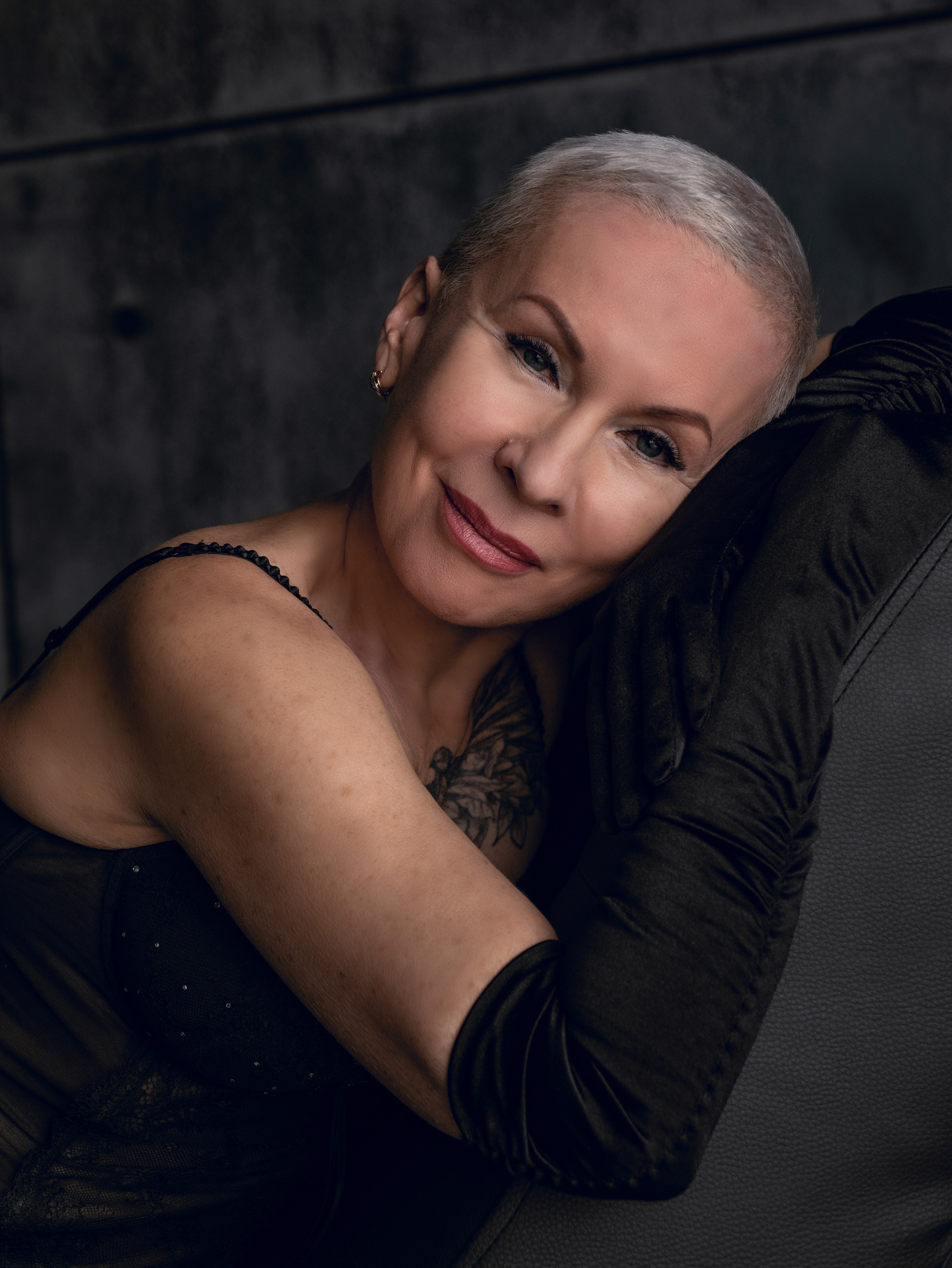 Татьяна в темной студии. Фотосессия в Спб в студии, фотограф Панютина Марина