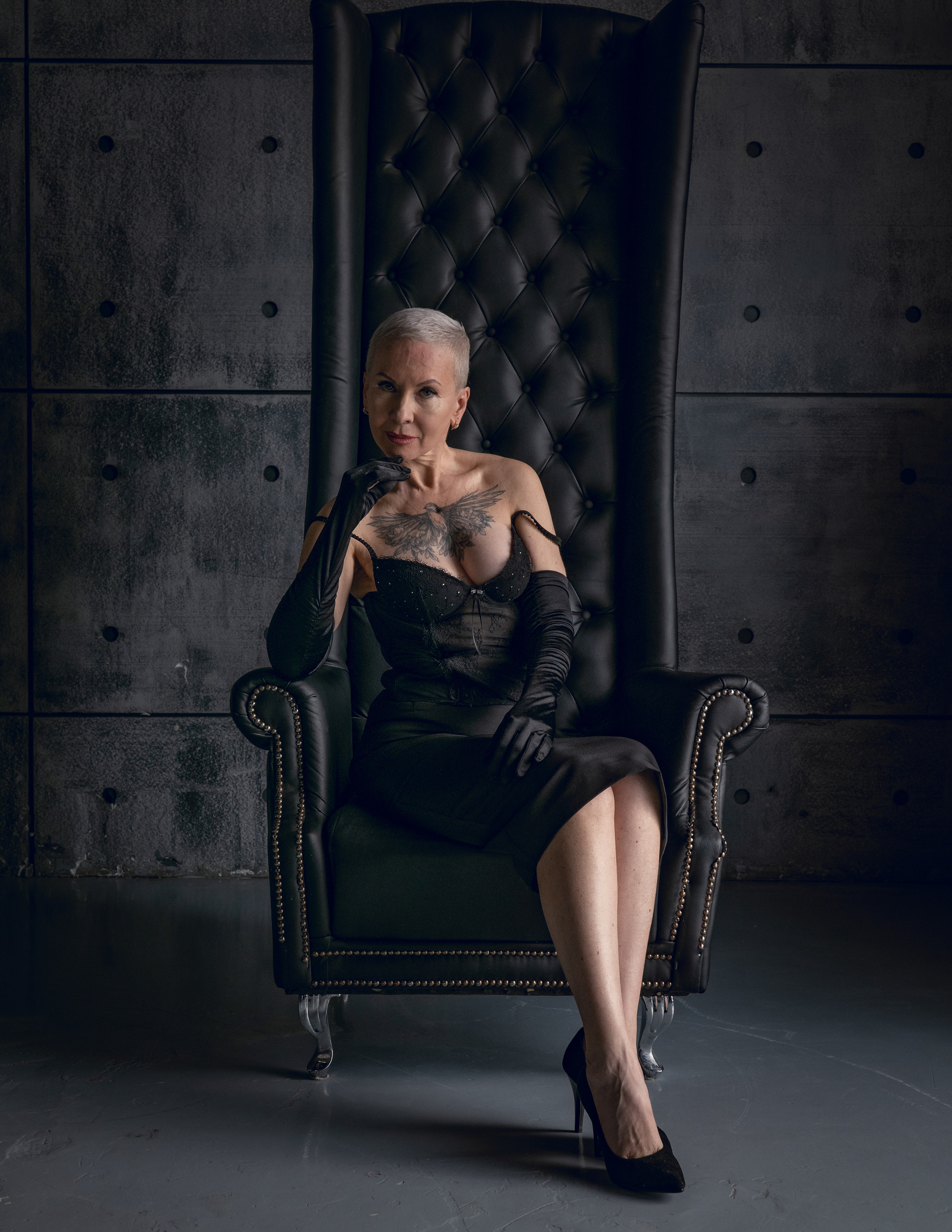 Татьяна в темной студии. Фотосессия в Спб в студии, фотограф Панютина Марина