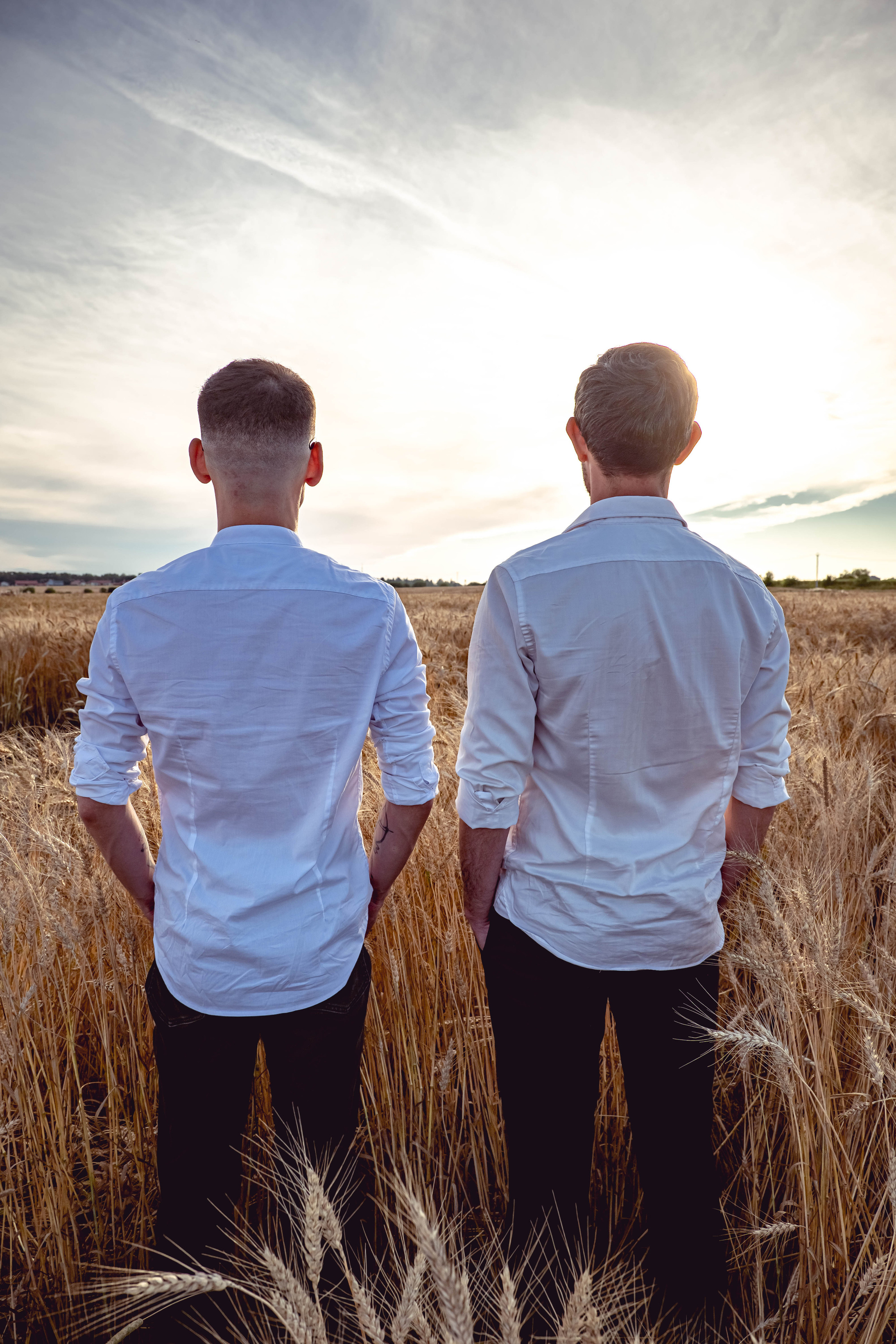 Вадим и Иван в поле. Фотосессия в Спб в студии, фотограф Панютина Марина