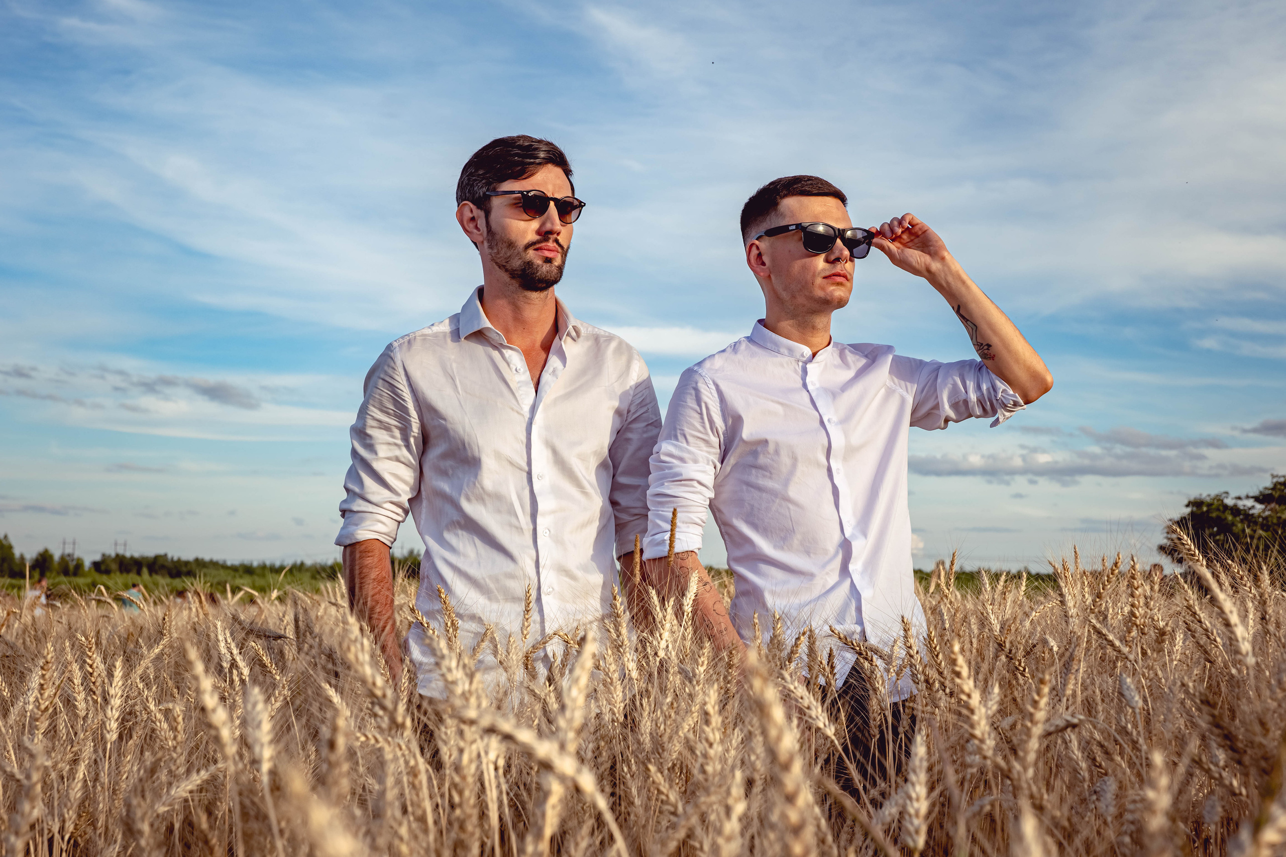 Вадим и Иван в поле. Фотосессия в Спб в студии, фотограф Панютина Марина