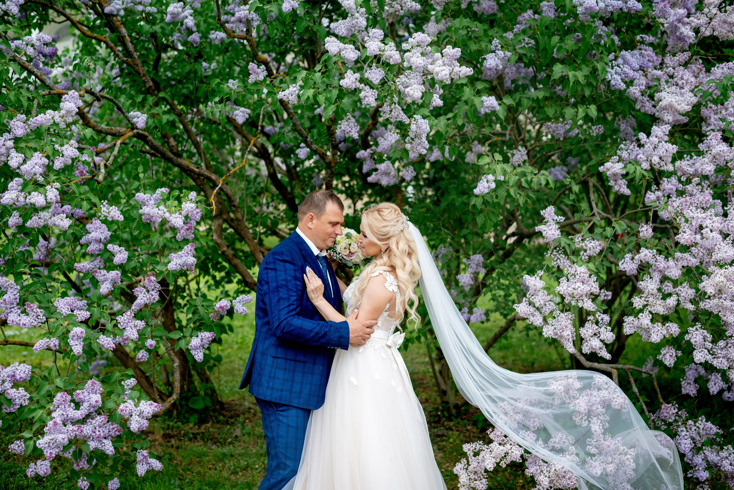 Евгения (фотосессия с малиновым chevrolet camaro, в сирени в Пушкине в Екатерининском парке). Портретный, семейный и свадебный фотограф в Санкт-Петербурге и в Пушкине Ширяев Денис