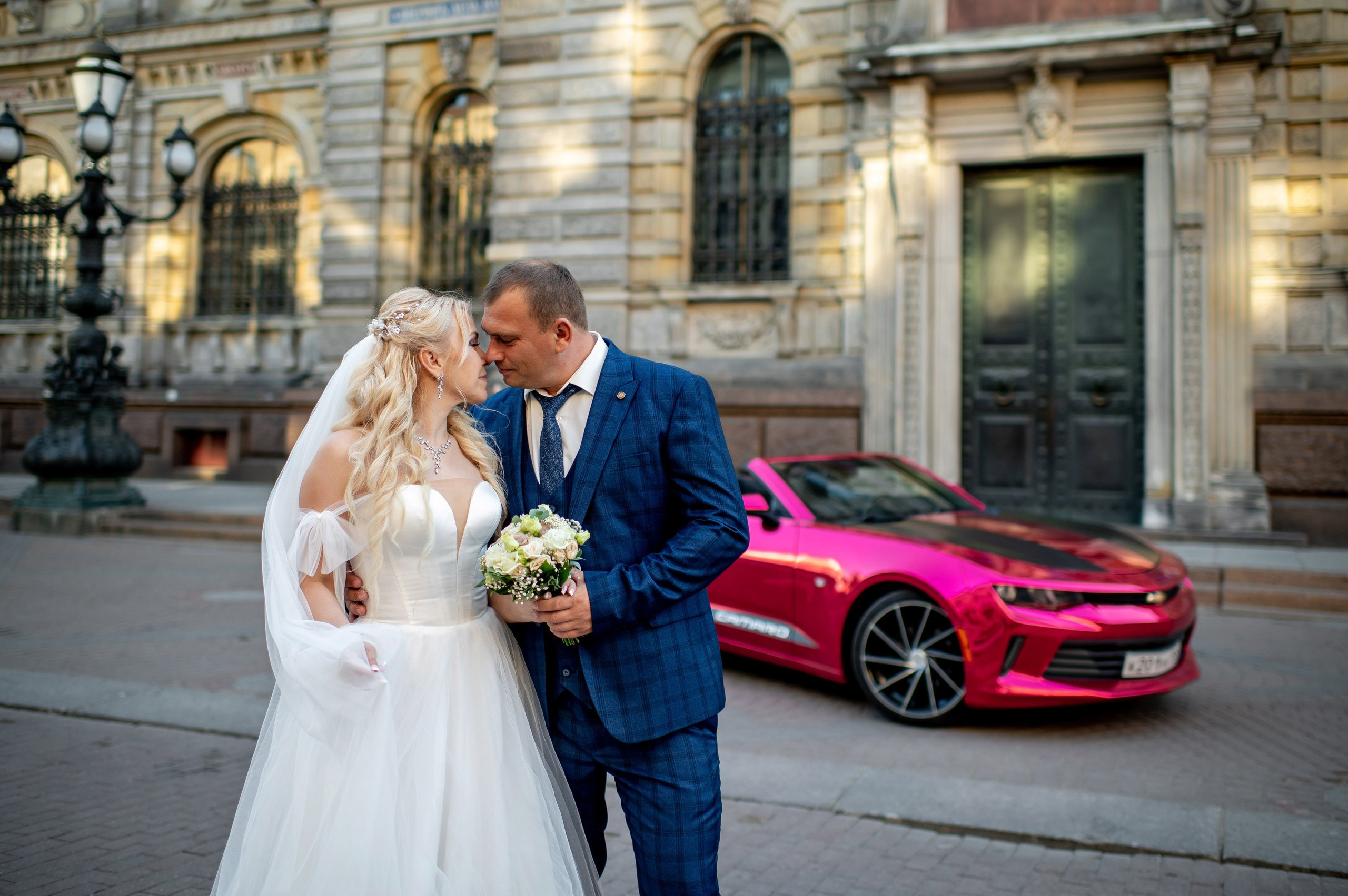 Евгения (фотосессия с малиновым chevrolet camaro, в сирени в Пушкине в Екатерининском парке). Портретный, семейный и свадебный фотограф в Санкт-Петербурге и в Пушкине Ширяев Денис