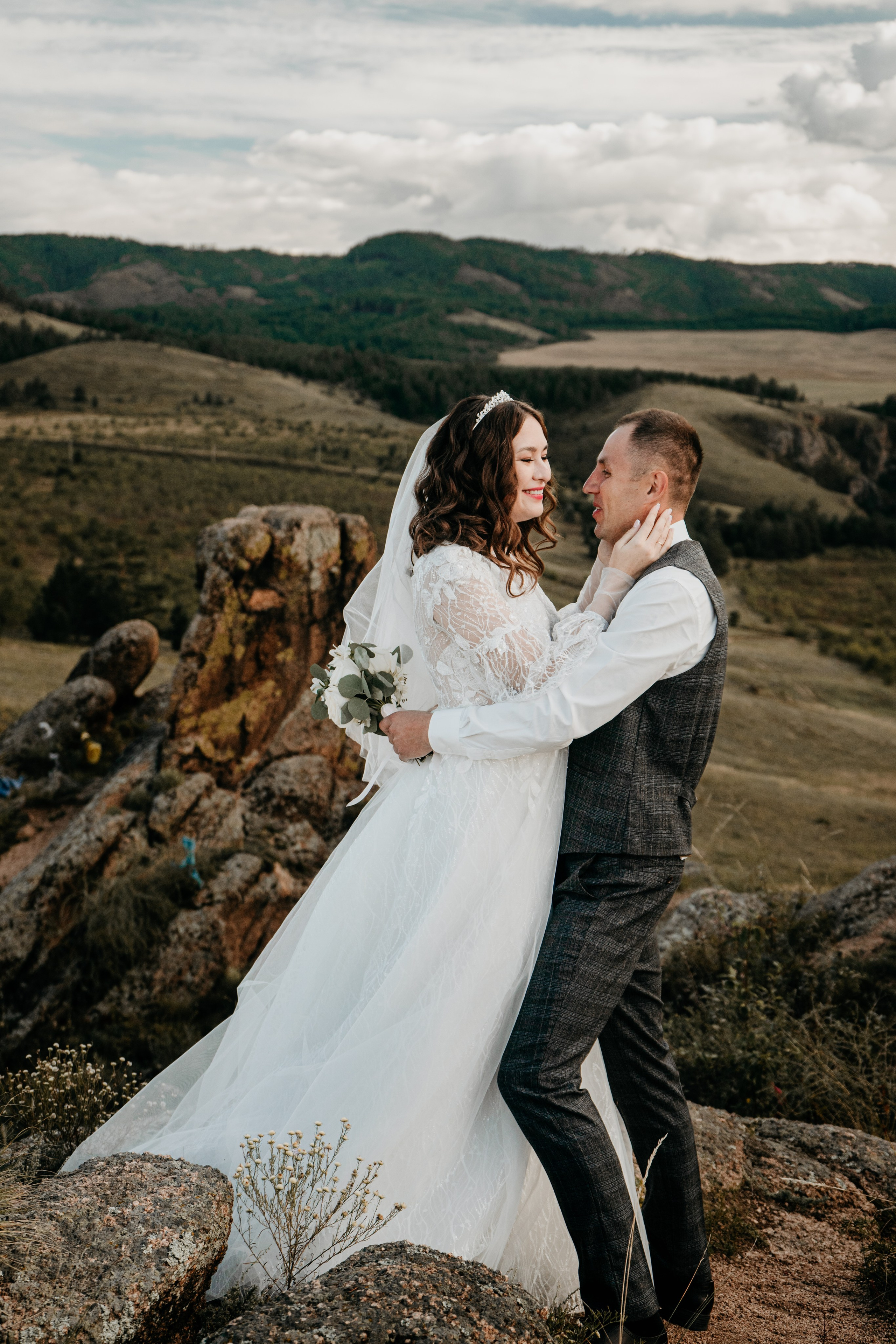 Свадебный фотографии с прогулки в окрестностях Улан-Удэ. Фотограф в Улан-Удэ. Свадебный фотограф в Улан-Удэ