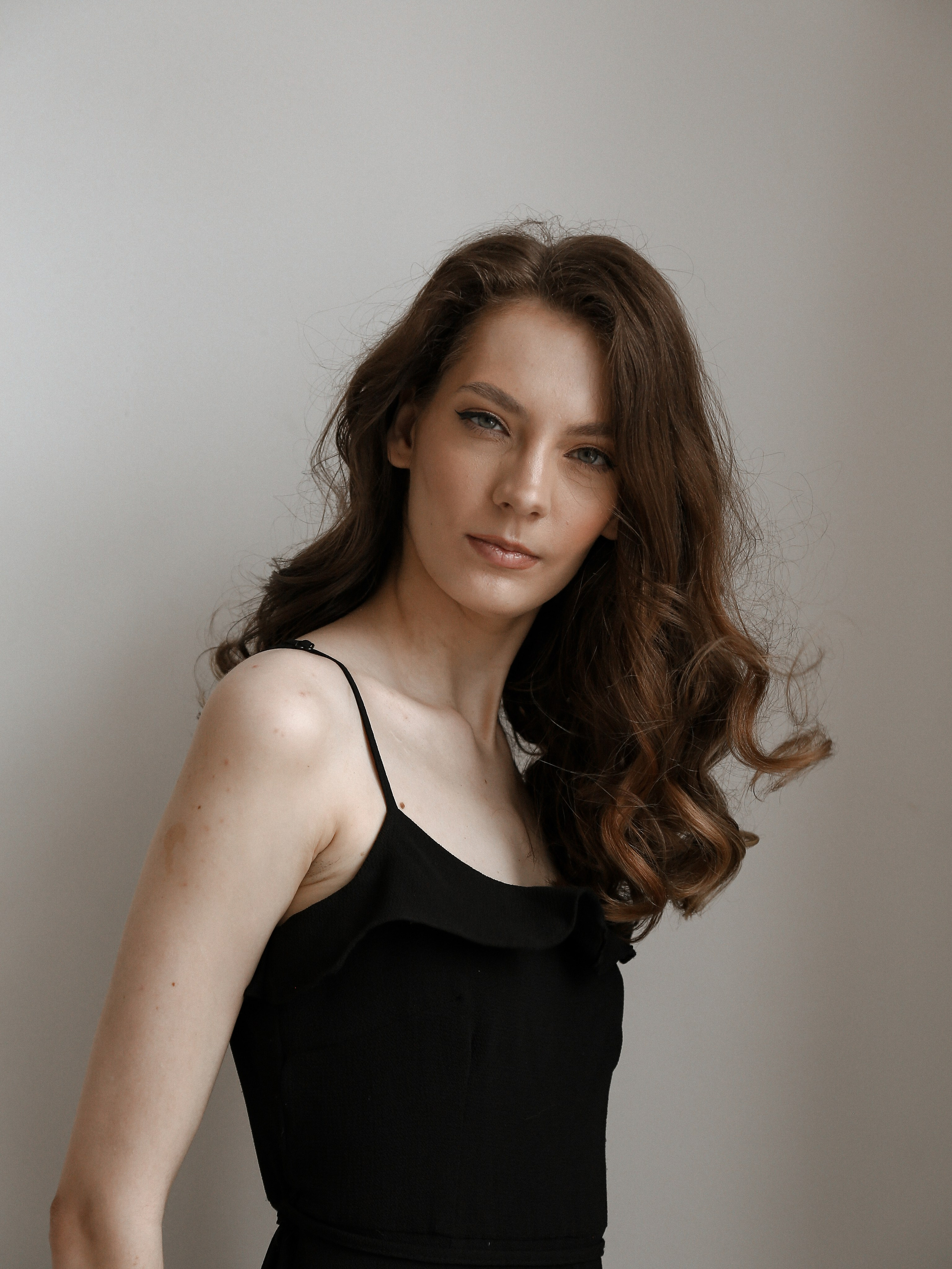 модельные тесты, fashion фотография, модель, фотограф, черный платье, белый фон, минимализм, модельное агентство, портфолио модели, модельный бизнес, fashion портрет, beauty фотография, естественная красота, modeling tests, fashion photography, model, photographer, black dress, white background, minimalism, modeling agency, model portfolio, modeling business, fashion portrait, beauty photography, natural beauty