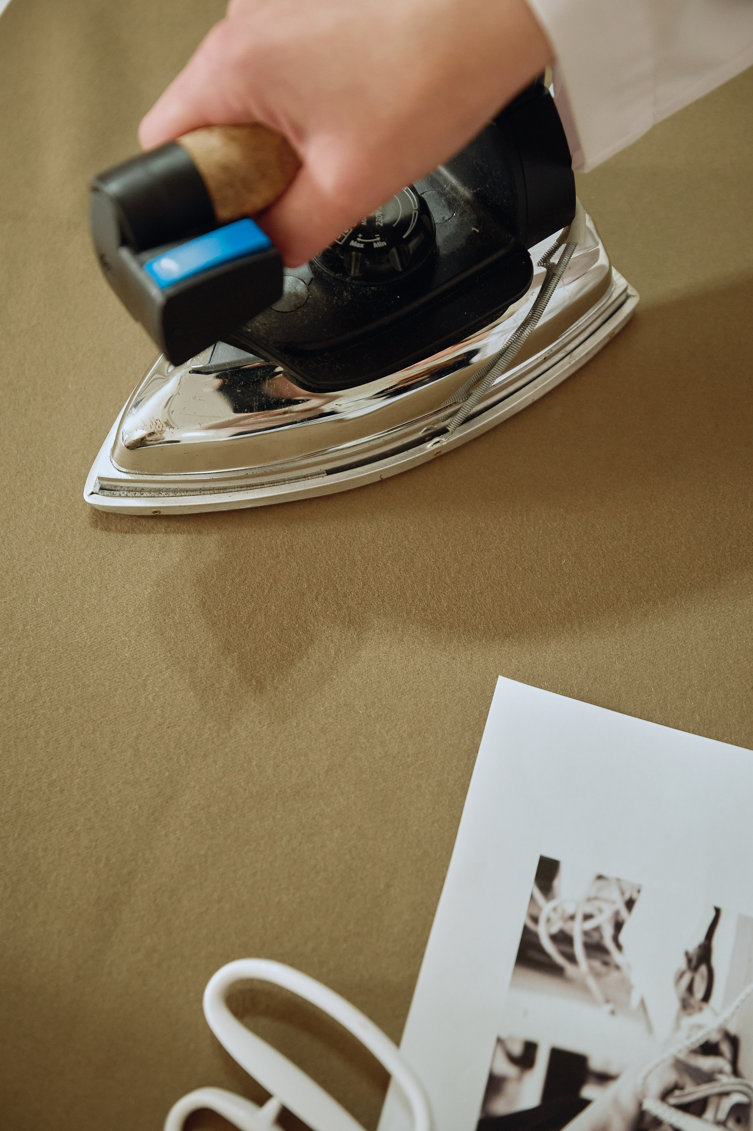 Процесс производства выкроек Vikisews: дизайнер работает за компьютером с цифровыми лекалами