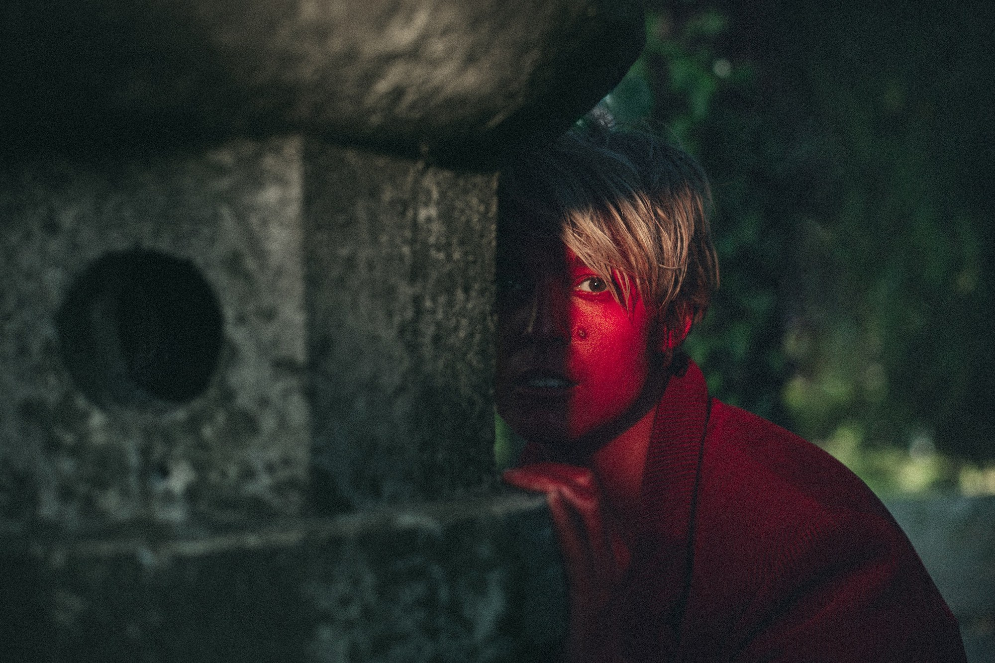 Загадочный портрет человека, чье лицо наполовину скрыто каменной конструкцией и полностью залито ярко-красным светом. Фотограф: Галина Скорик, Сочи.