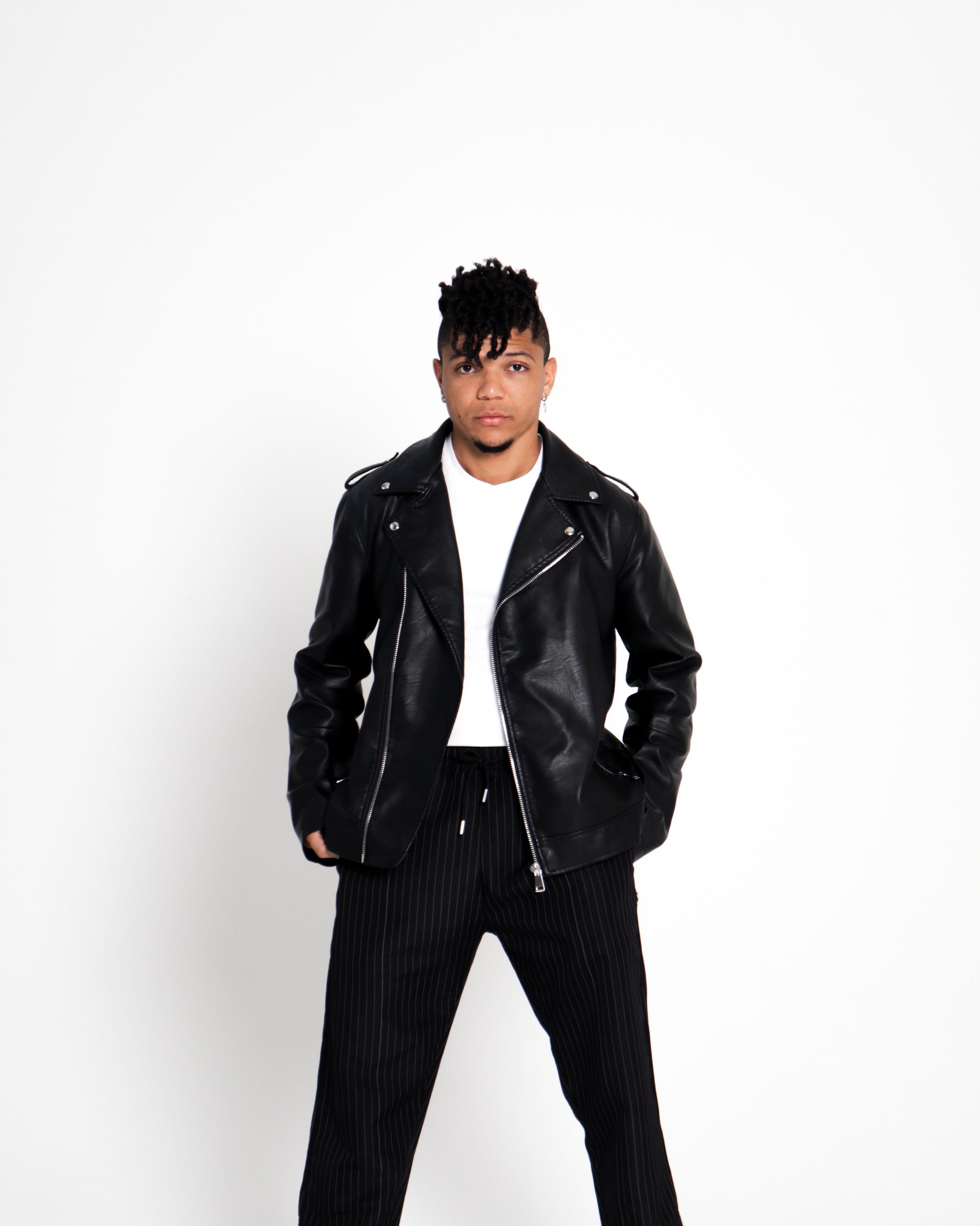 портрет мужчины в кожаном 