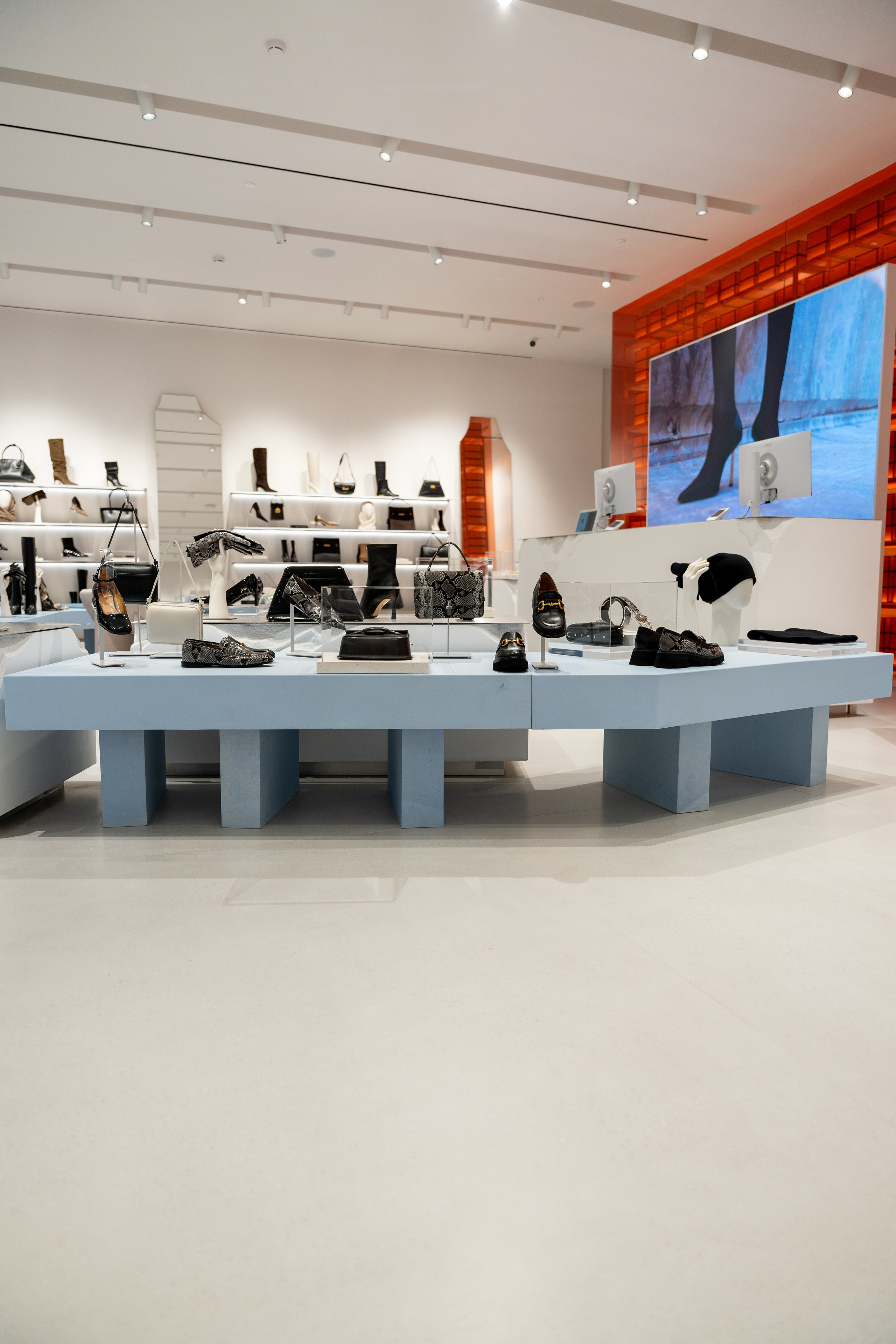 Интерьерная фотосъемка магазина Ekonika в Краснодаре — обувной бренд Профессиональная фотосъемка Ekonika — фирменный магазин в Краснодаре. Шедевры для Вас! Фотограф и Видеограф в Краснодаре Пахиев Руслан