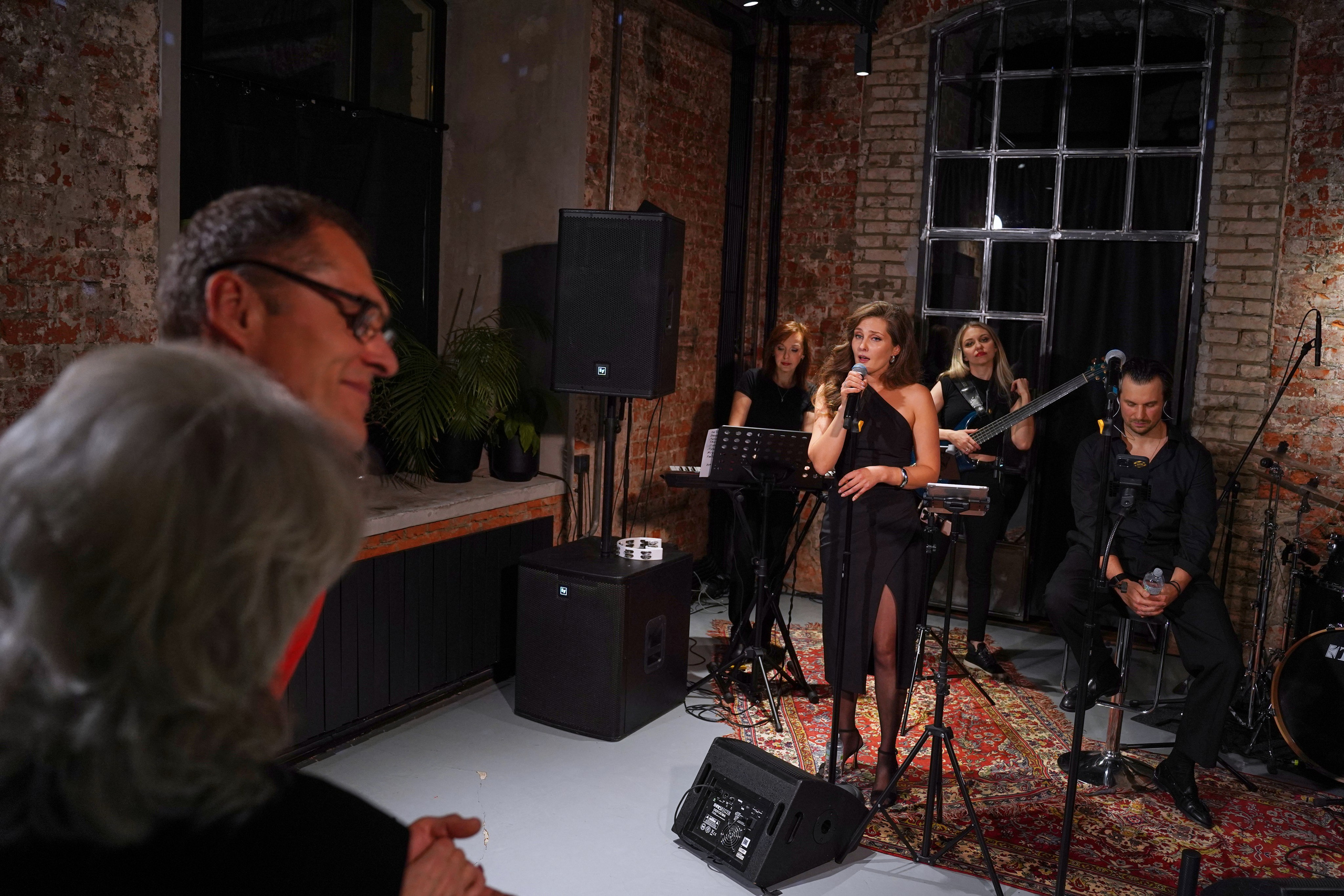 Концерт кавер группы. Фотограф