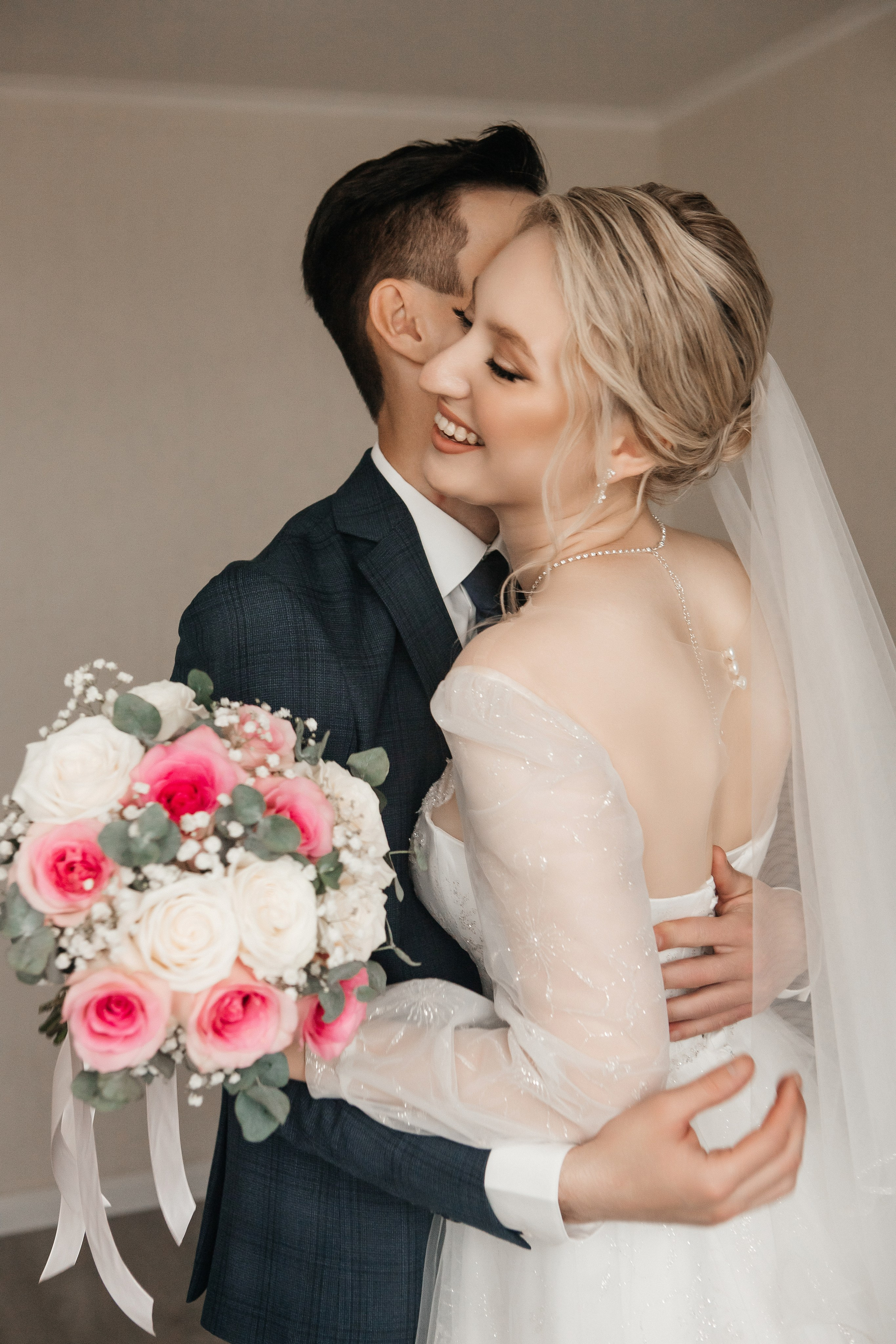 Евгения и Николай утренние сборы. Свадебный фотограф Виктория Чуйко Магнитогорск. Визуал для бизнеса