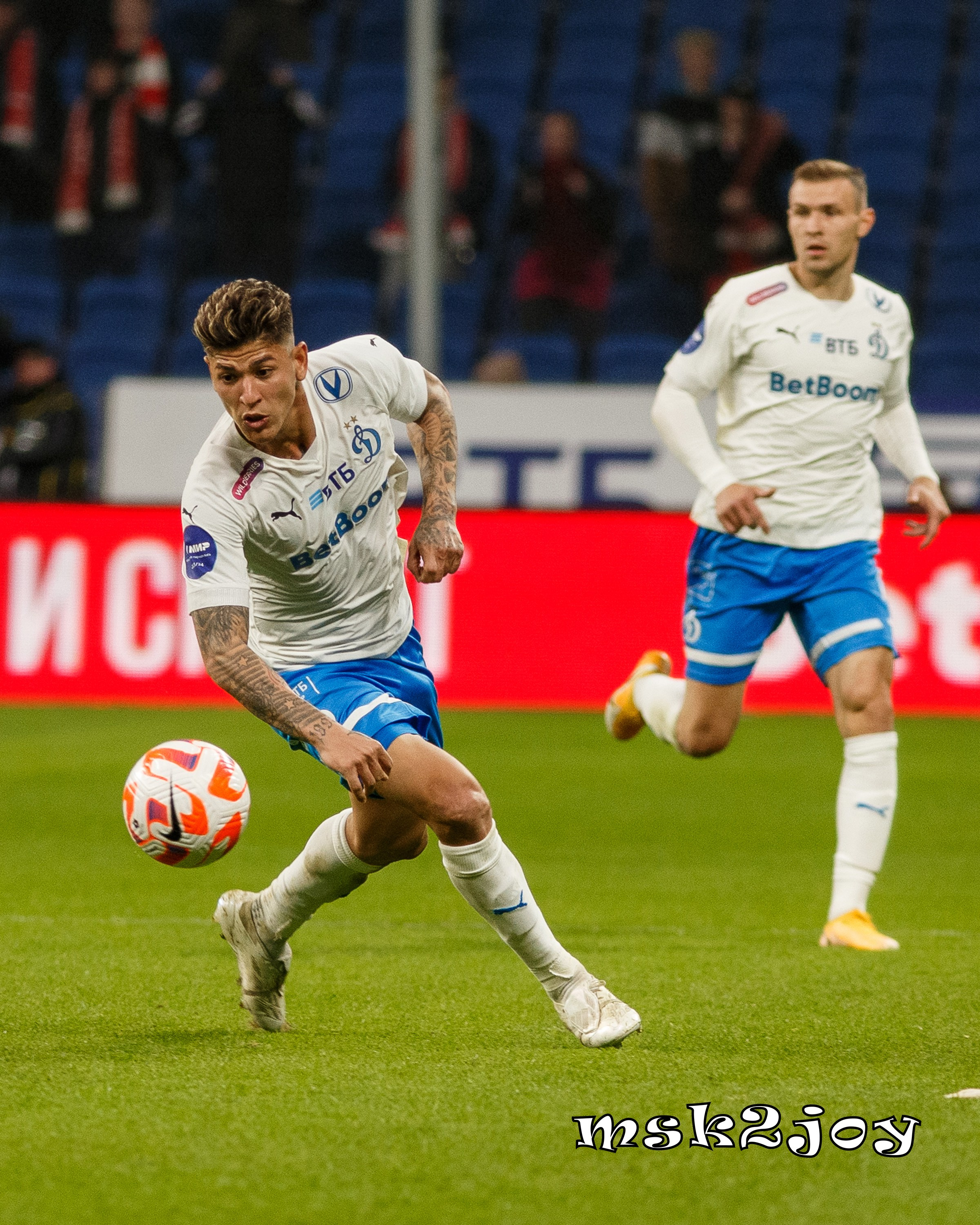 Полузащитник футбольного клуба Динамо Москва Гуардо Карраскаль с мячом. Фотограф - Михаил Тоцкий.