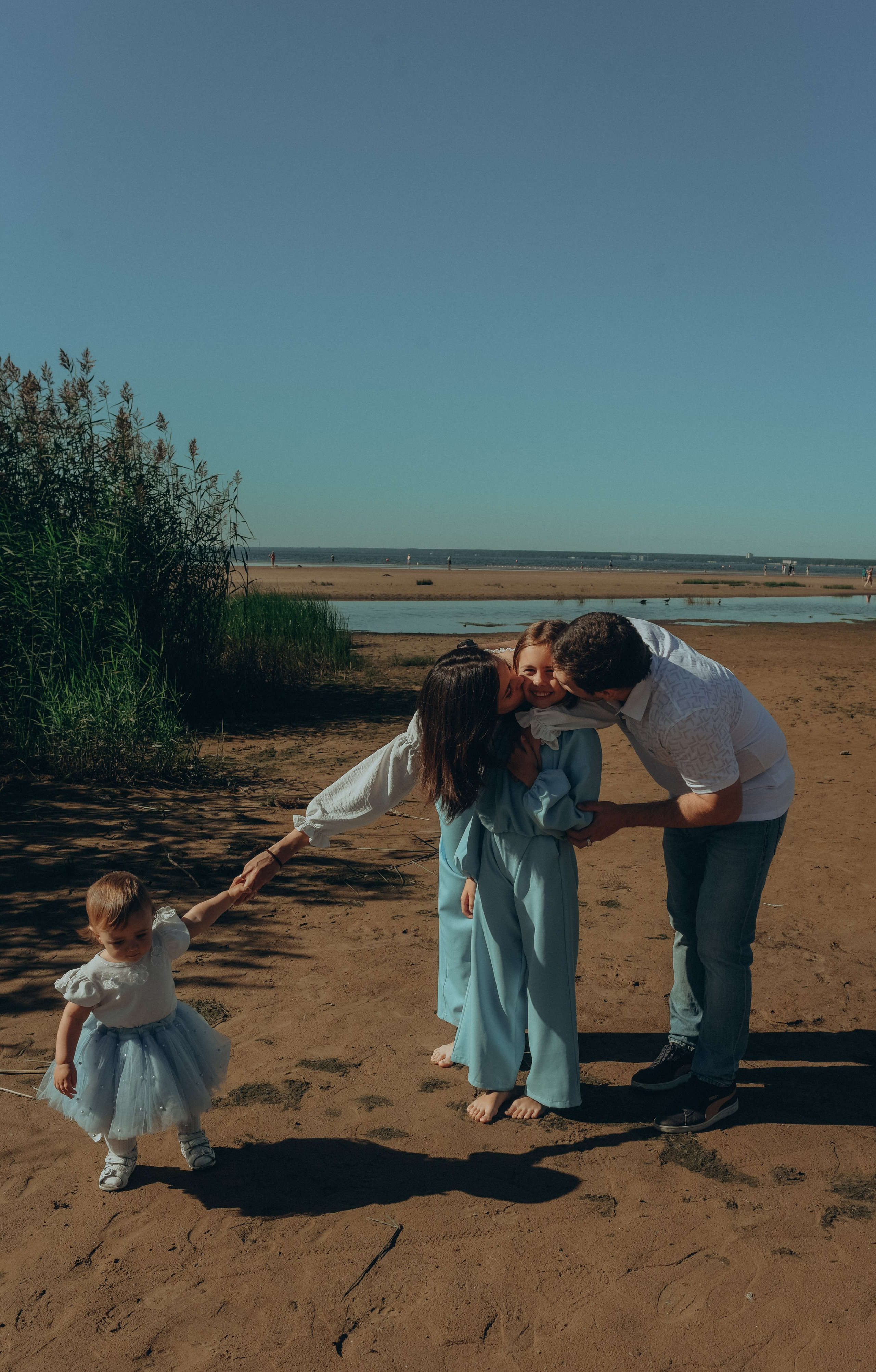 Семейная фотопрогулка на заливе. Алена Виталий Илона Ника. Семейный и свадебный фотограф в Санкт-Петербурге Яна