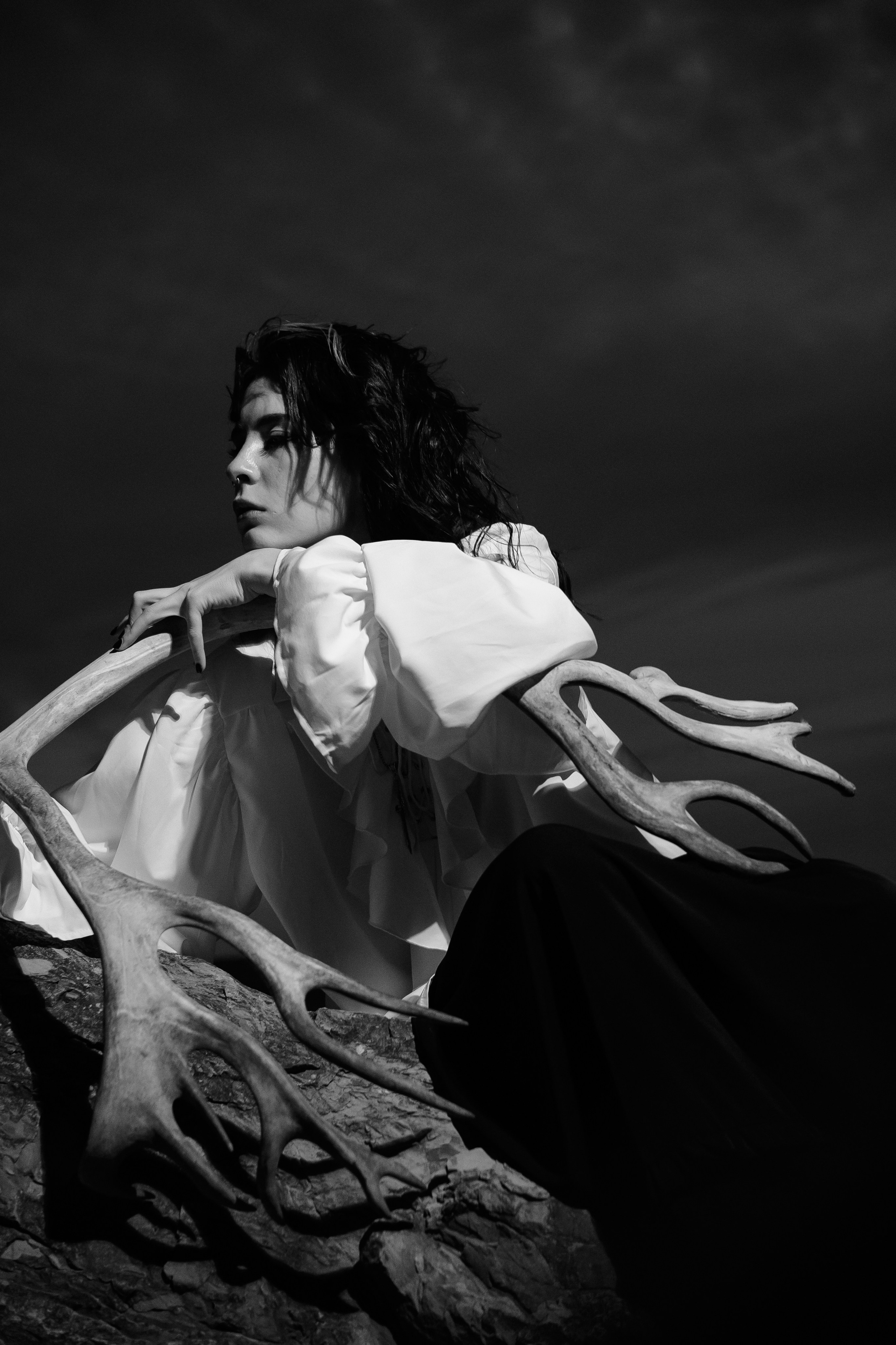 Съёмка у моря с оленьими рогами