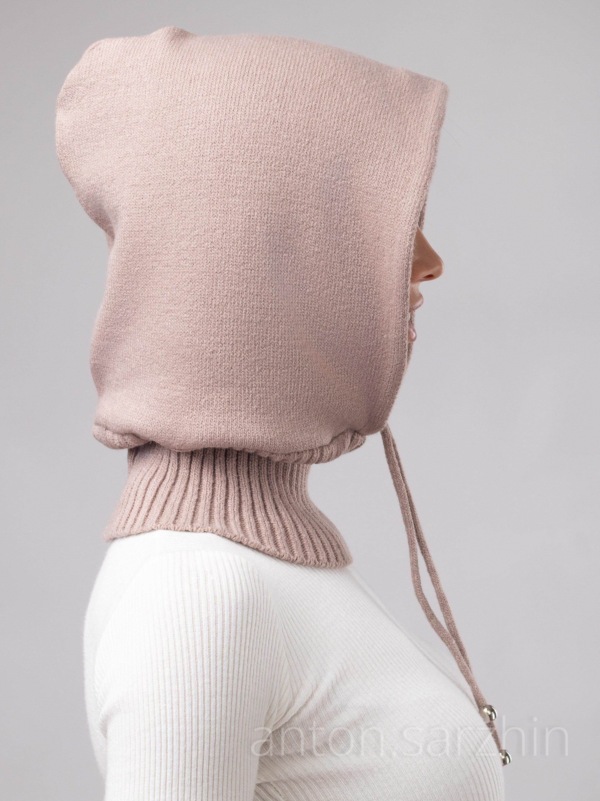 Капор женский на модели сбоку