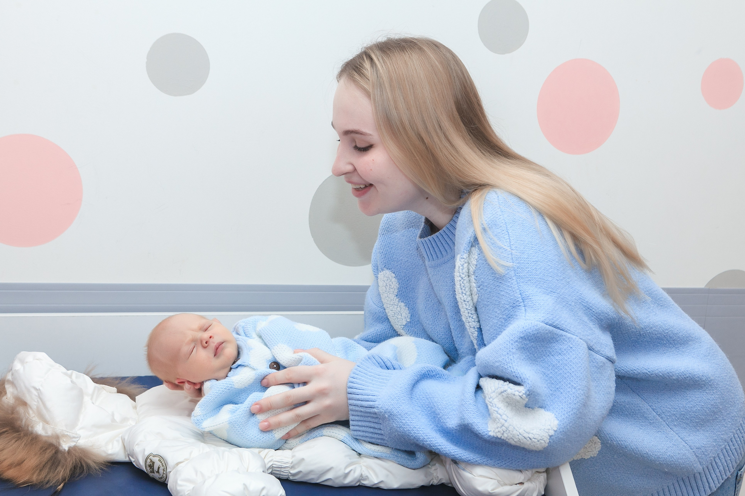 Съемка выписки из роддома 7 ГКБ Юдино Москва. Фотосъемка выписки из роддома в Москве, заказать фотографа на выписку ньюборн съемка в роддоме newborn фотограф в Юдино