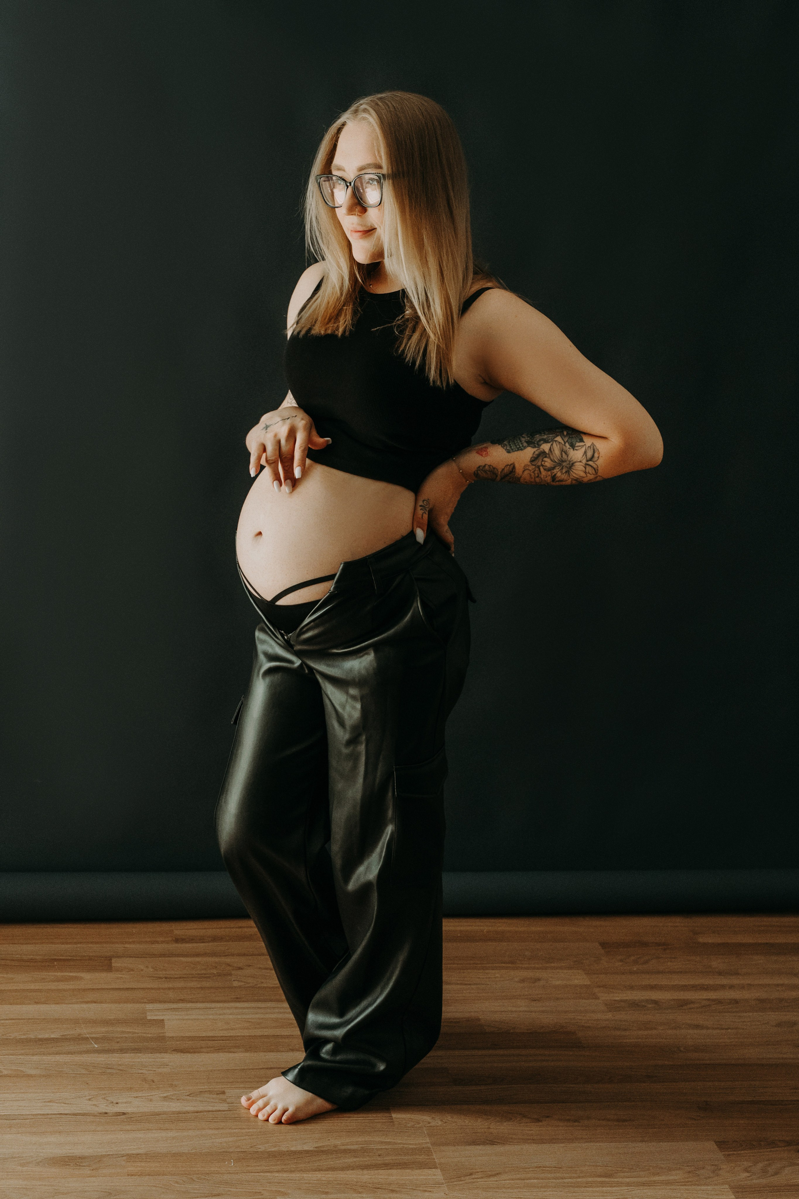 На черном фоне. Семейный и контент фотограф