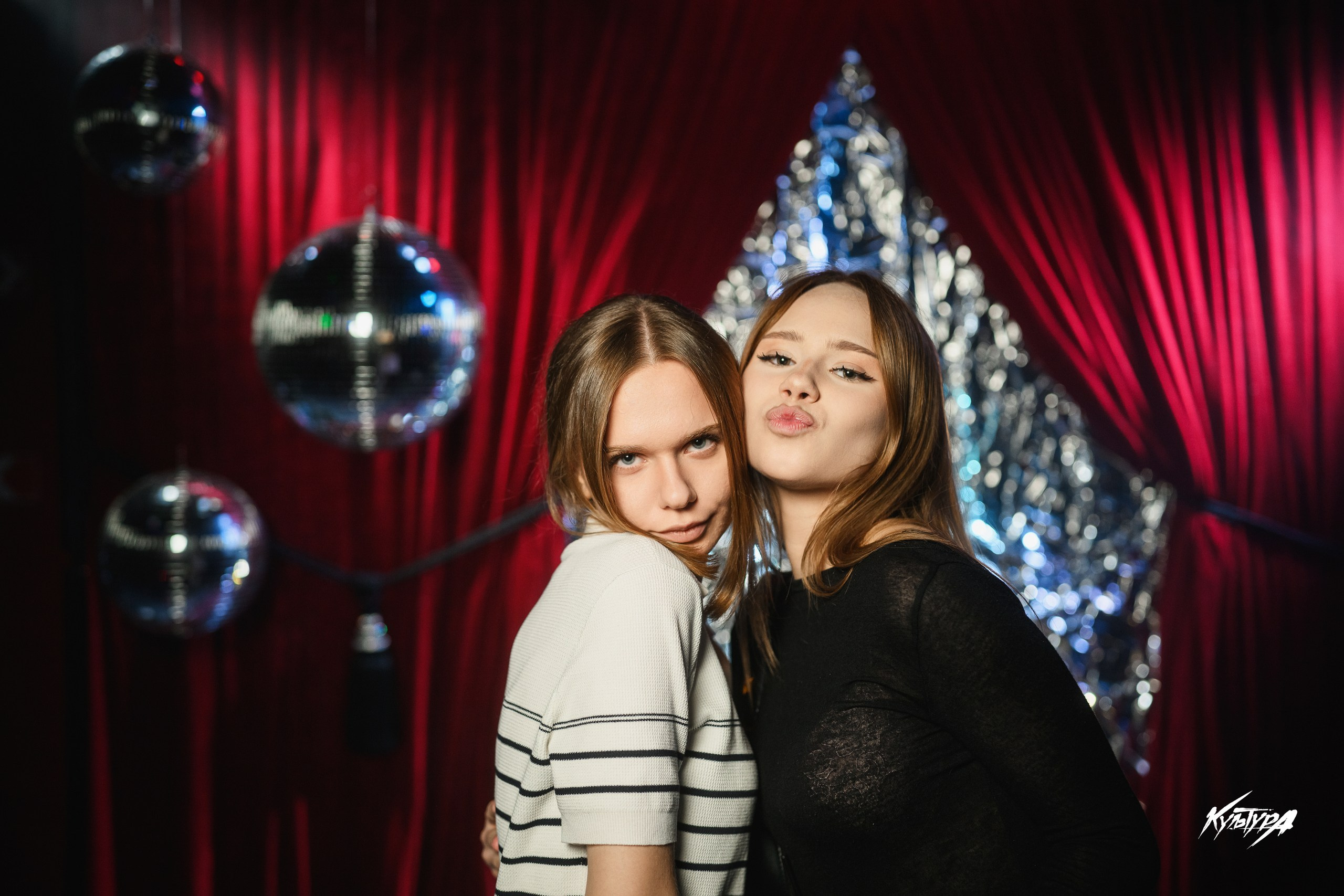 Ночная съёмка в клубе: репортажные кадры и портреты гостей, общий план зала с атмосферным светом и динамикой вечеринки