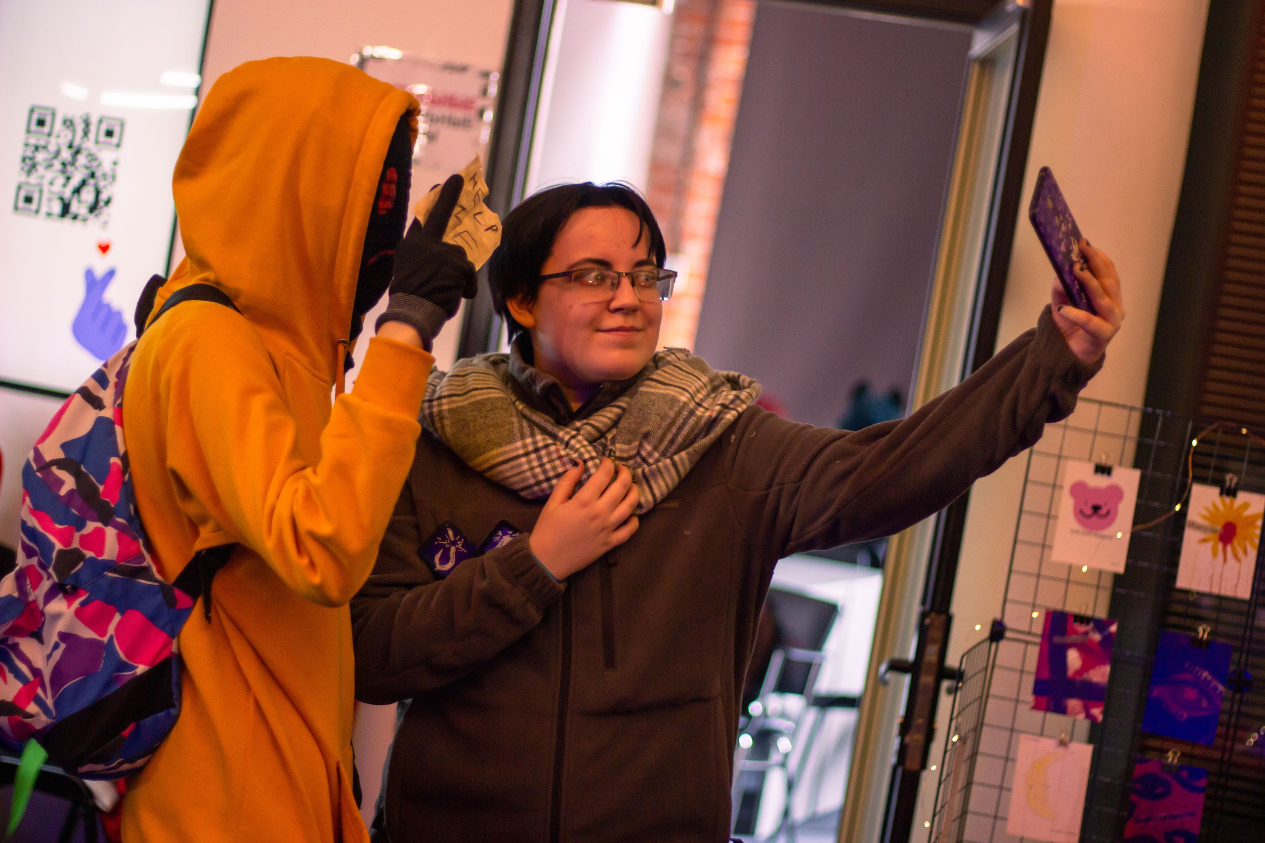 Селфи девушек на фестивале косплея