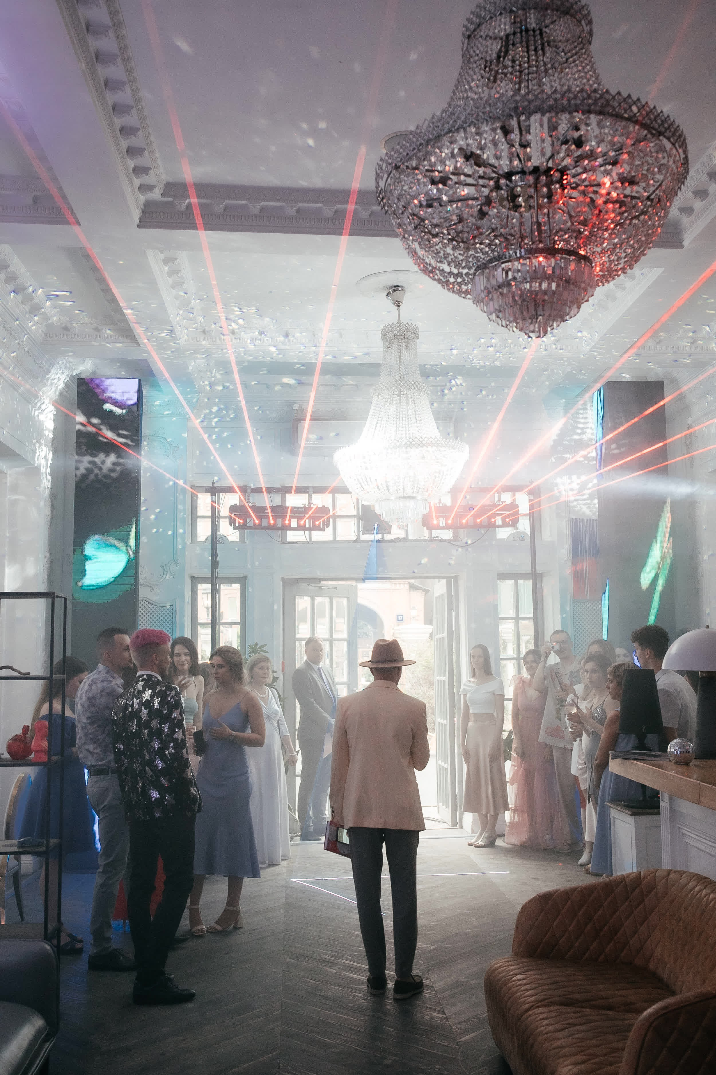 Ведущий Никита Шляндин