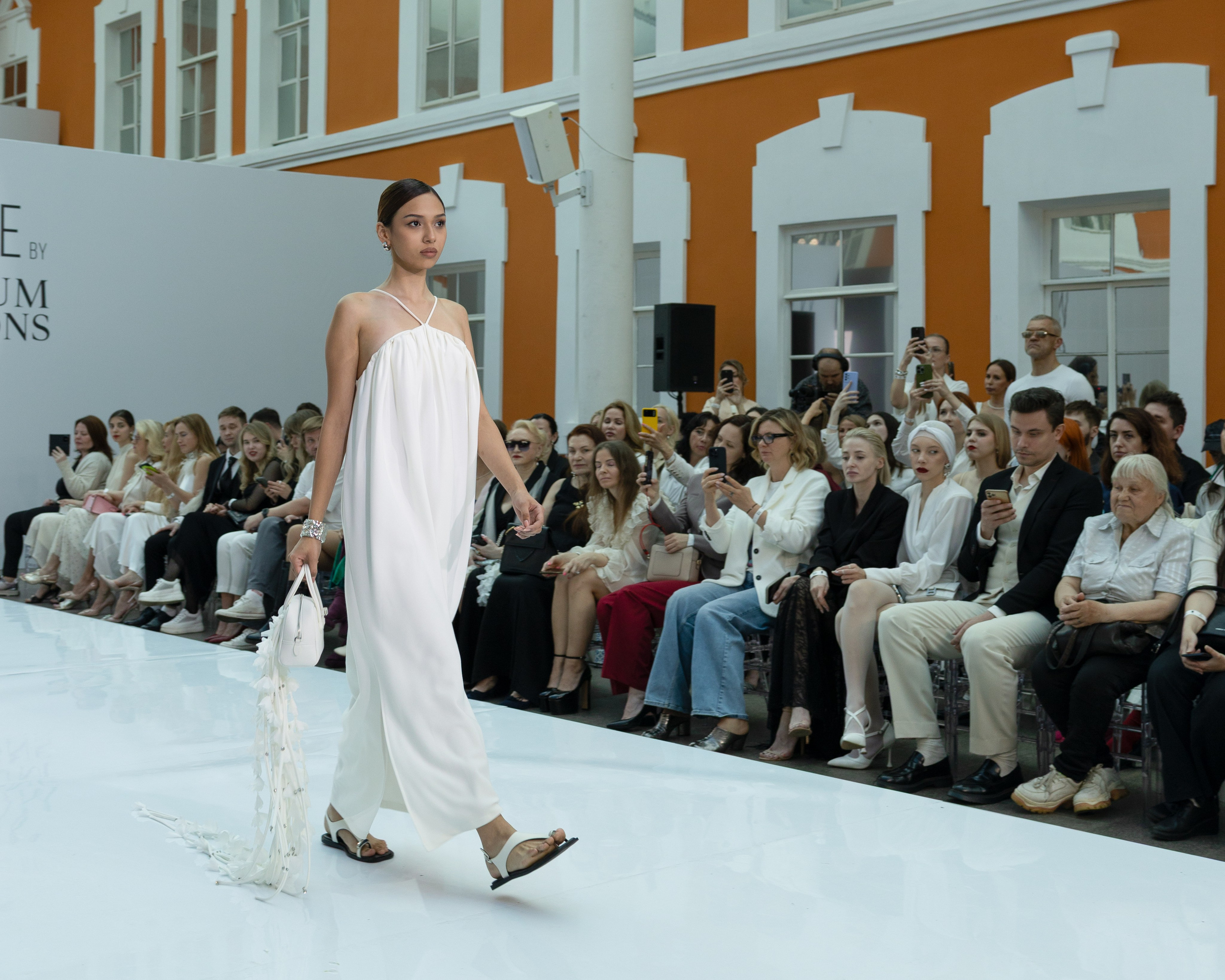 <img src="image.jpg" alt="репортаж с модного показа в Санкт-Петербурге">