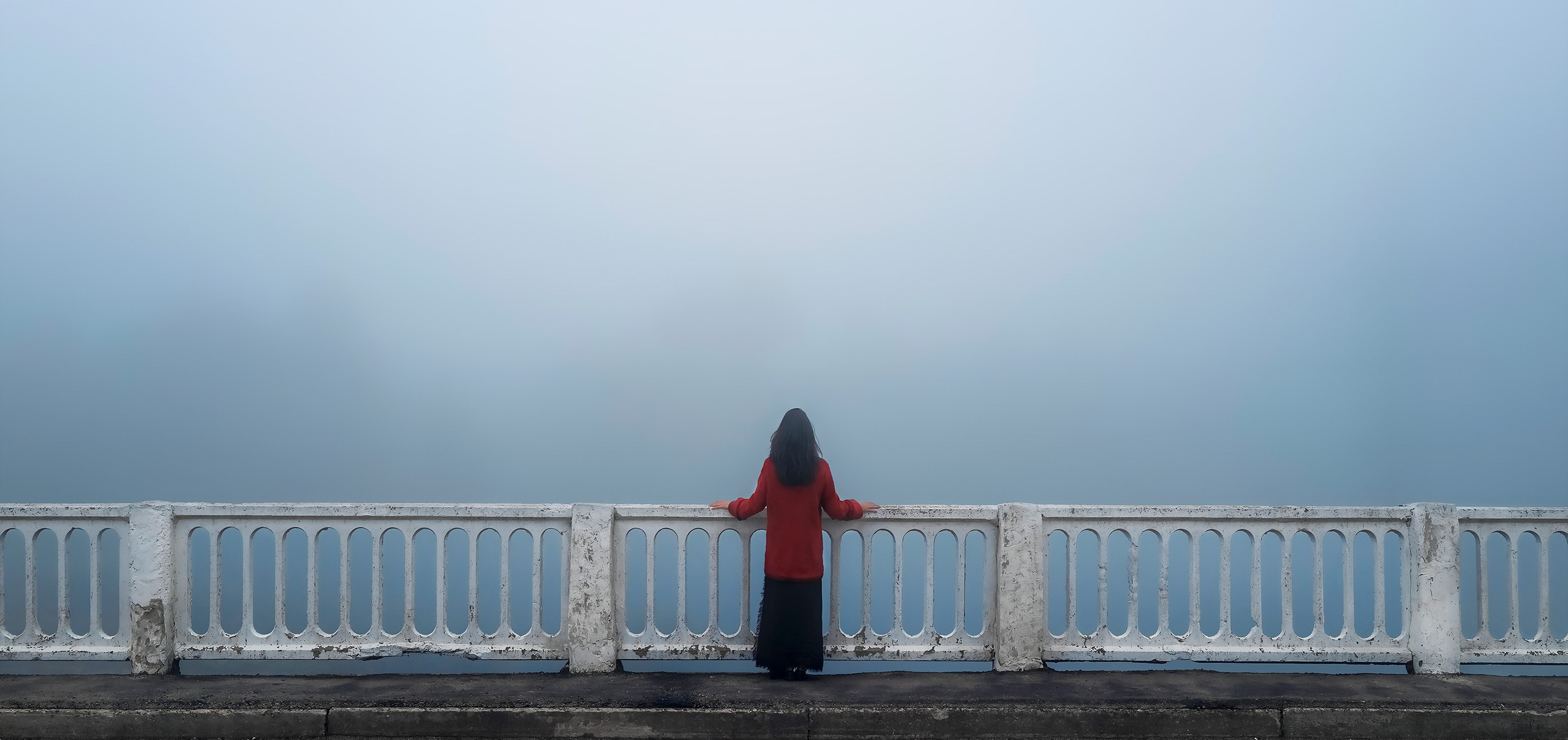 Картина с девушкой в тумане