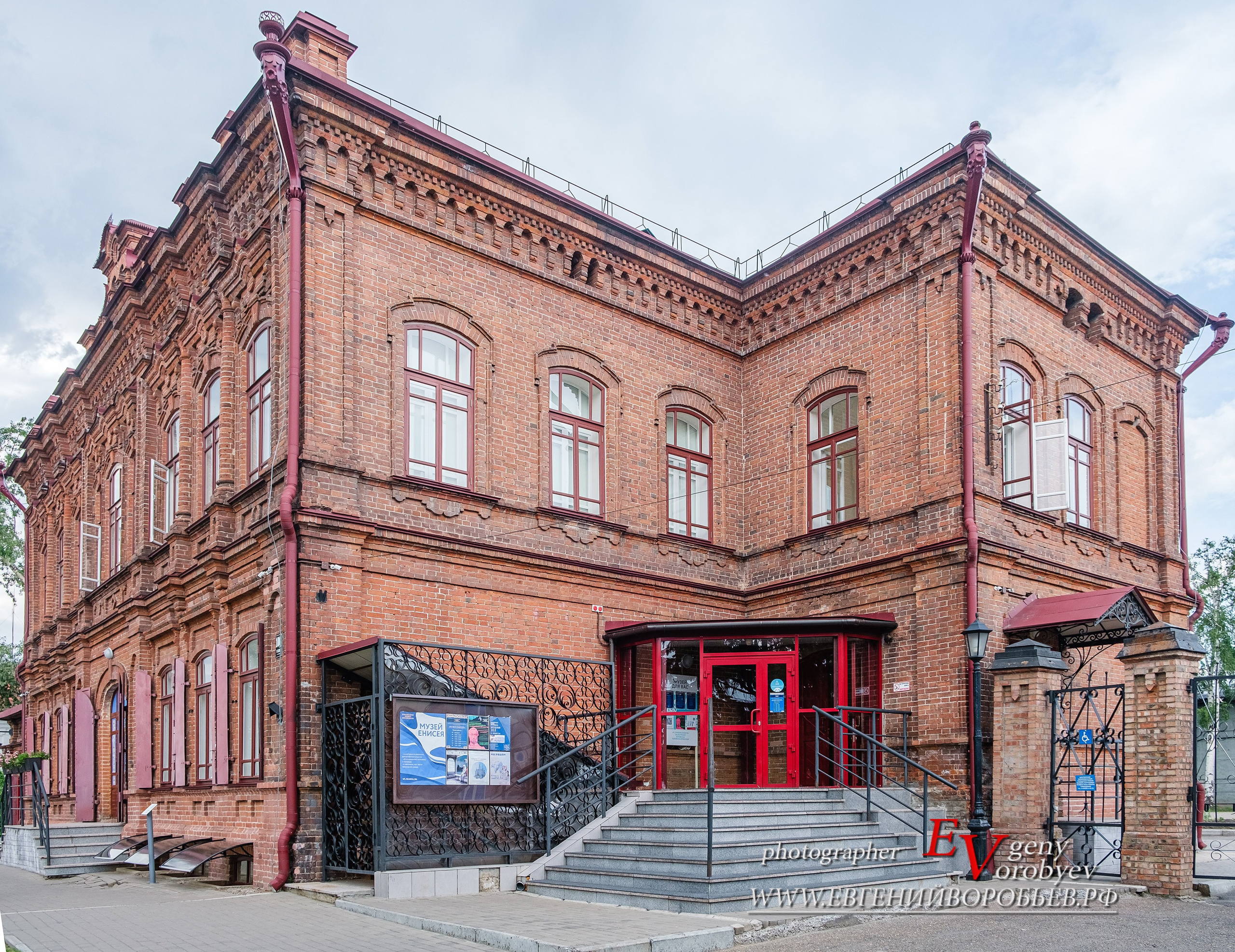 экскурсии Енисейск Красноярск аренда микроавтобуса трансфер индивидуальный тур фото набережная дегустация сибирской кухни интересные места что посмотреть куда сходить что посетить достопримечательности в Енисейске  храм церковь монастырь фототур  цена заказать экскурсию программа маршрут смотровые площадки видовые красивые места путешествие туристический маршрут 