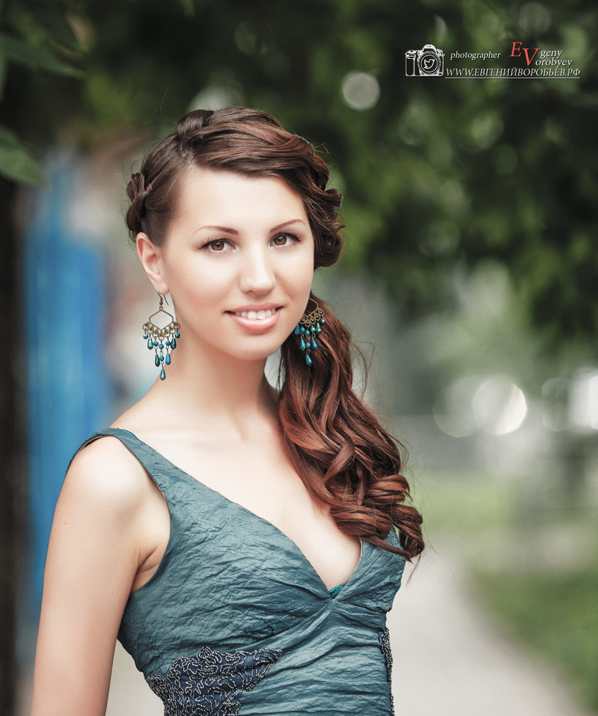 женская фотосессия для сайта знакомств социальных сетей в Красноярске фотосессия для девушки фотограф Красноярск идея образ примеры фото позы для фотосессии женский бизнес портрет лучший фотограф Красноярск фотосессия ИИ промт для фотосессии нейросеть красивые места локации для фотосессии в Красноярске цена заказать фотосессию фотостудия Красноярск 