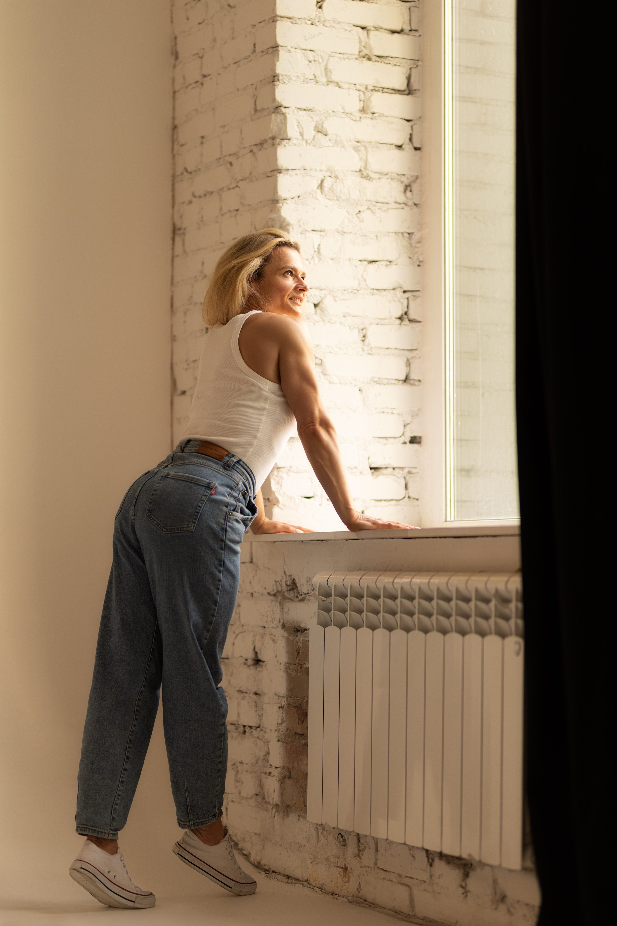 Съемка с Екатериной на циклораме с естественным светом для контента. Дмитрий Шульгин, портретный фотограф в Воронеже