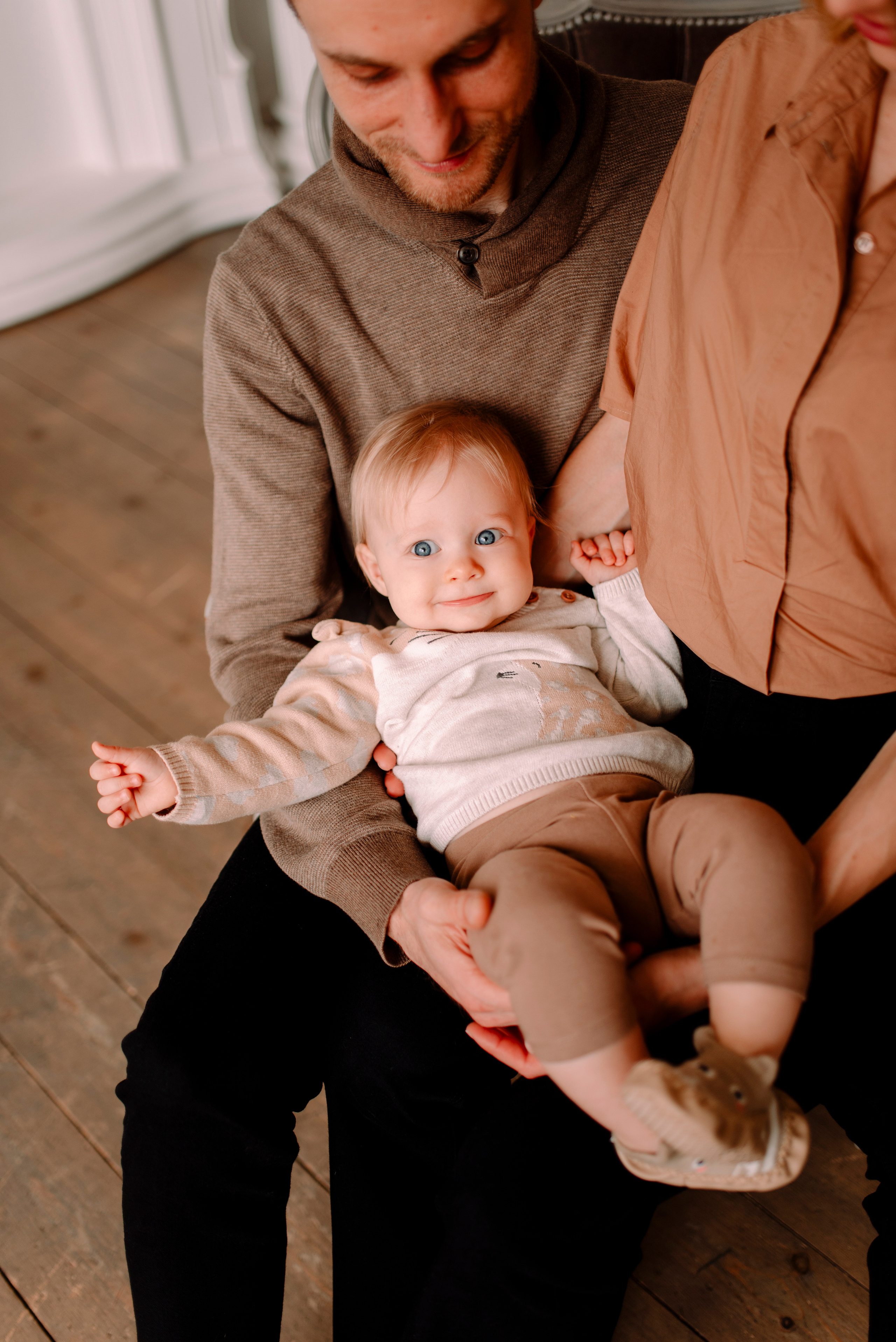 семейная фотосессия, улыбки, осенние, бежевый цвет, малышка, фотосъемка в Рязани, фотостудия