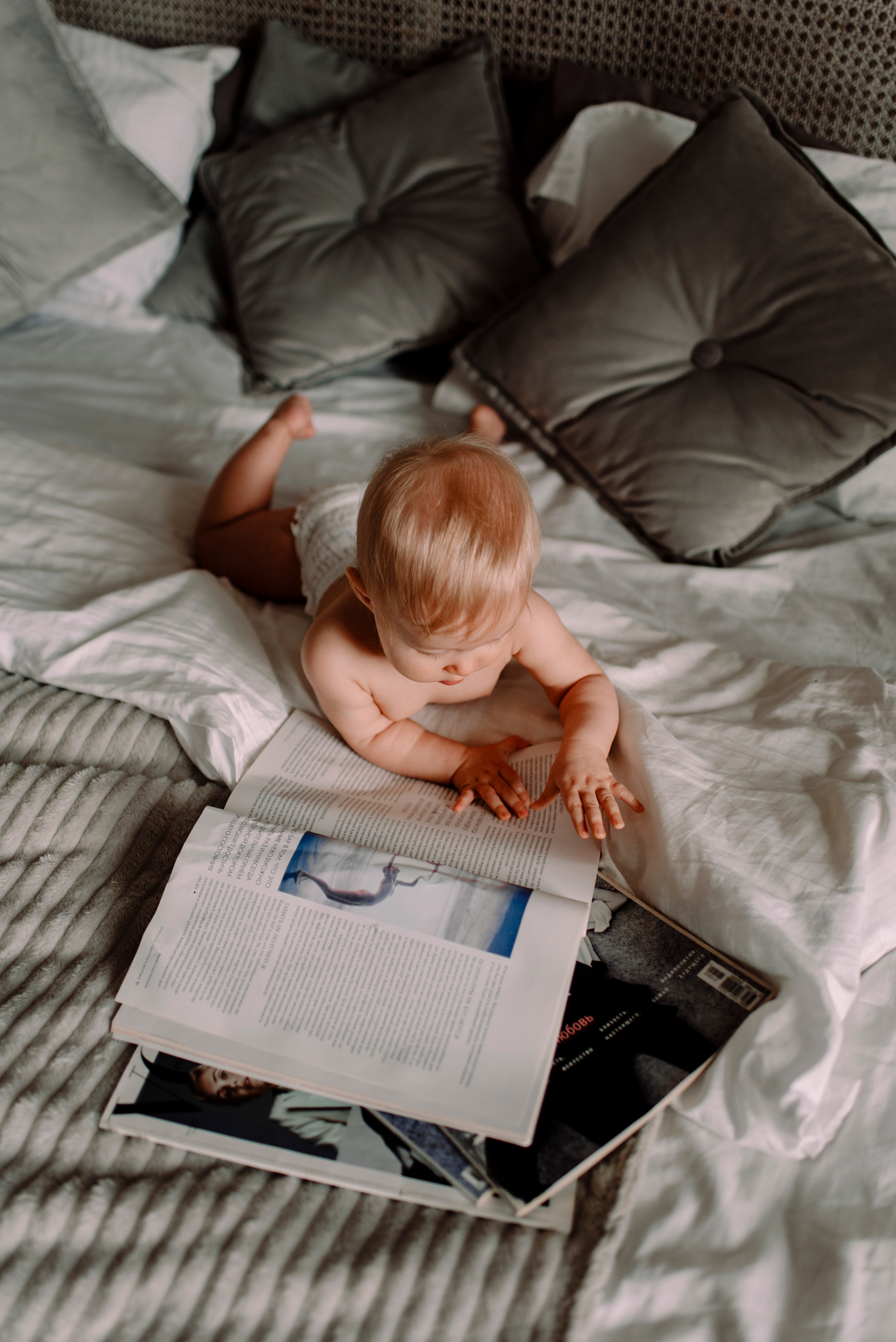 семейная фотосессия, на кровати, малышка с журналами