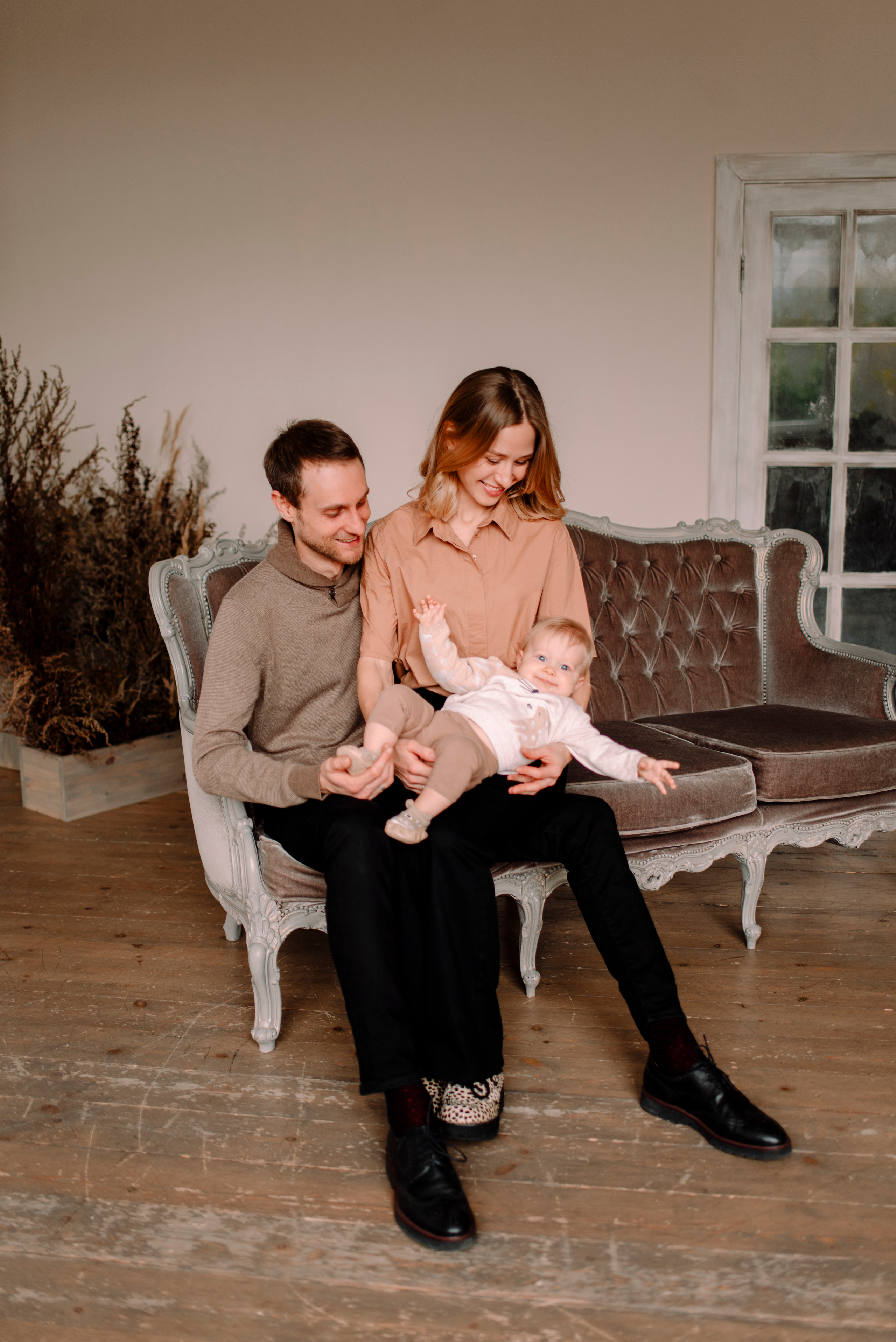 семейная фотосессия, улыбки, осенние, бежевый цвет, малышка, фотосъемка в Рязани, фотостудия