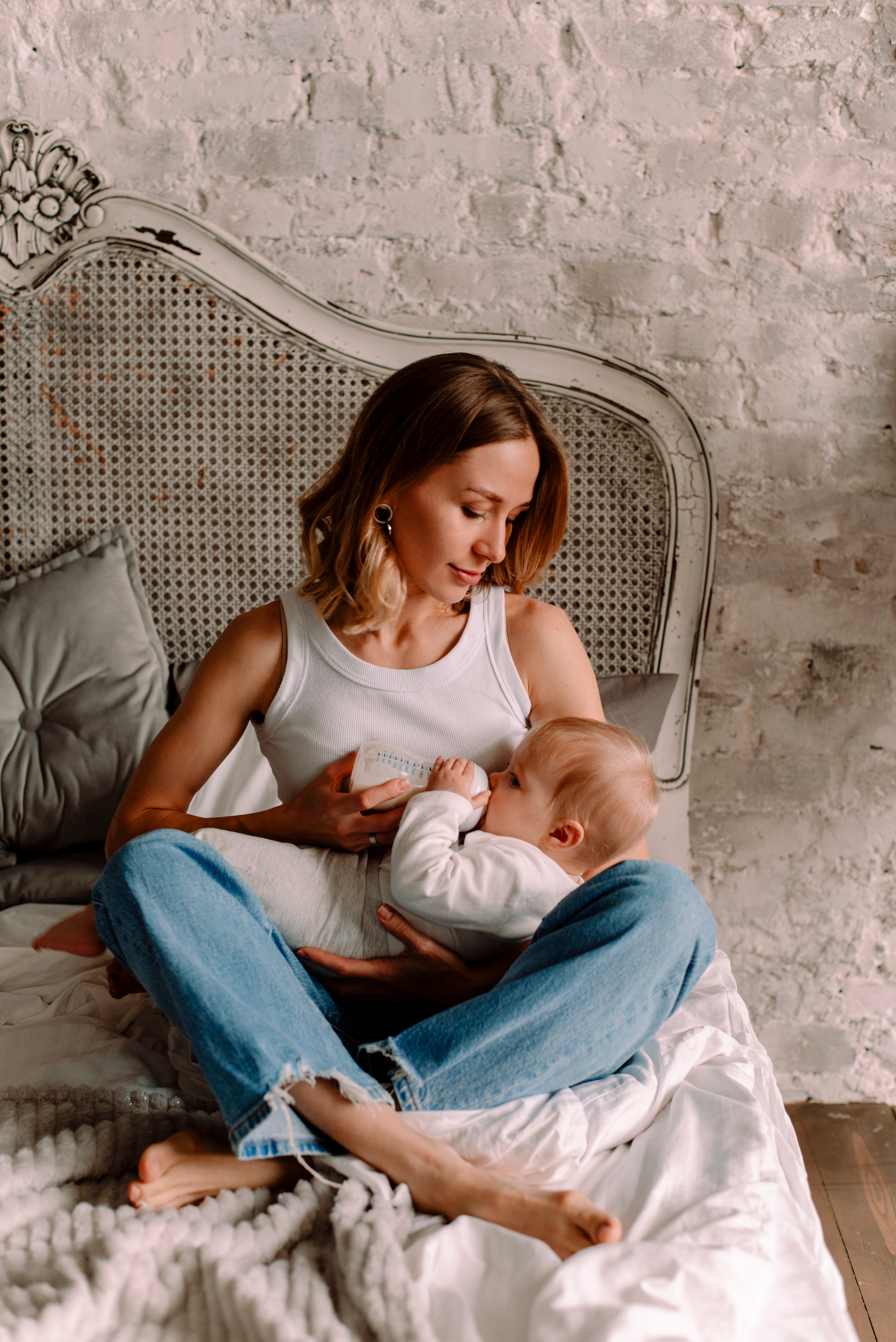 семейная фотосессия, на кровати, белые футболки и джинсы, фото с малышом, живые снимки, фотосъемка в Рязани