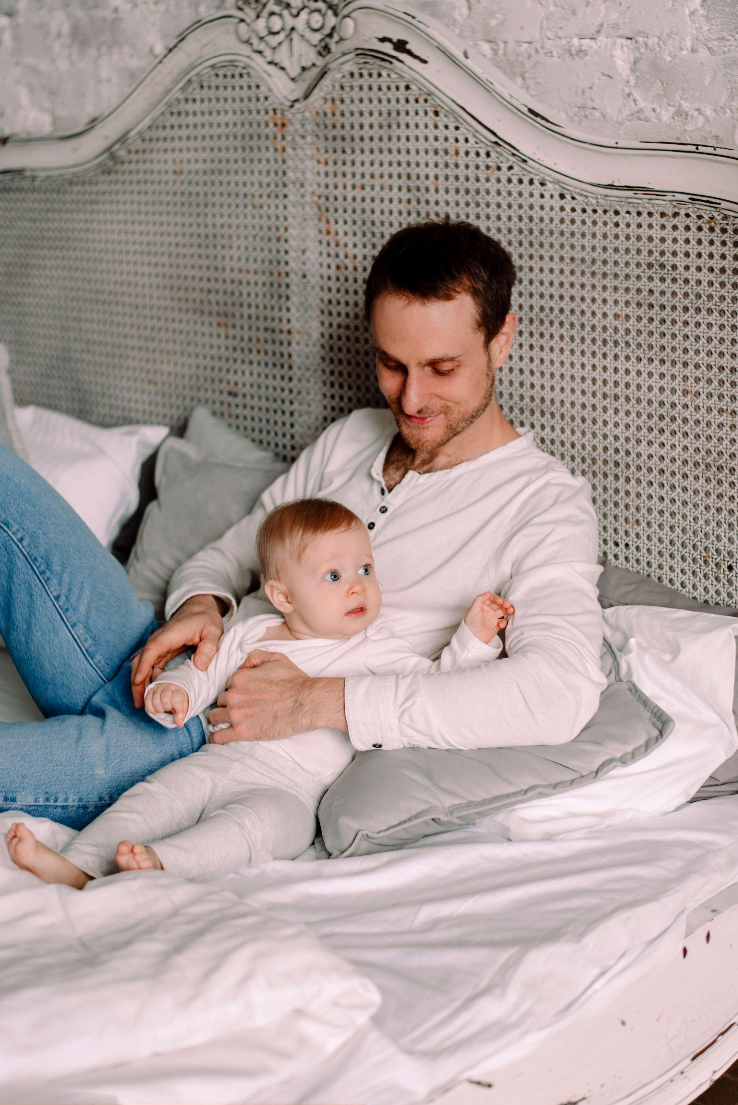 семейная фотосессия, на кровати, белые футболки и джинсы, фото с малышом, живые снимки, фотосъемка в Рязани