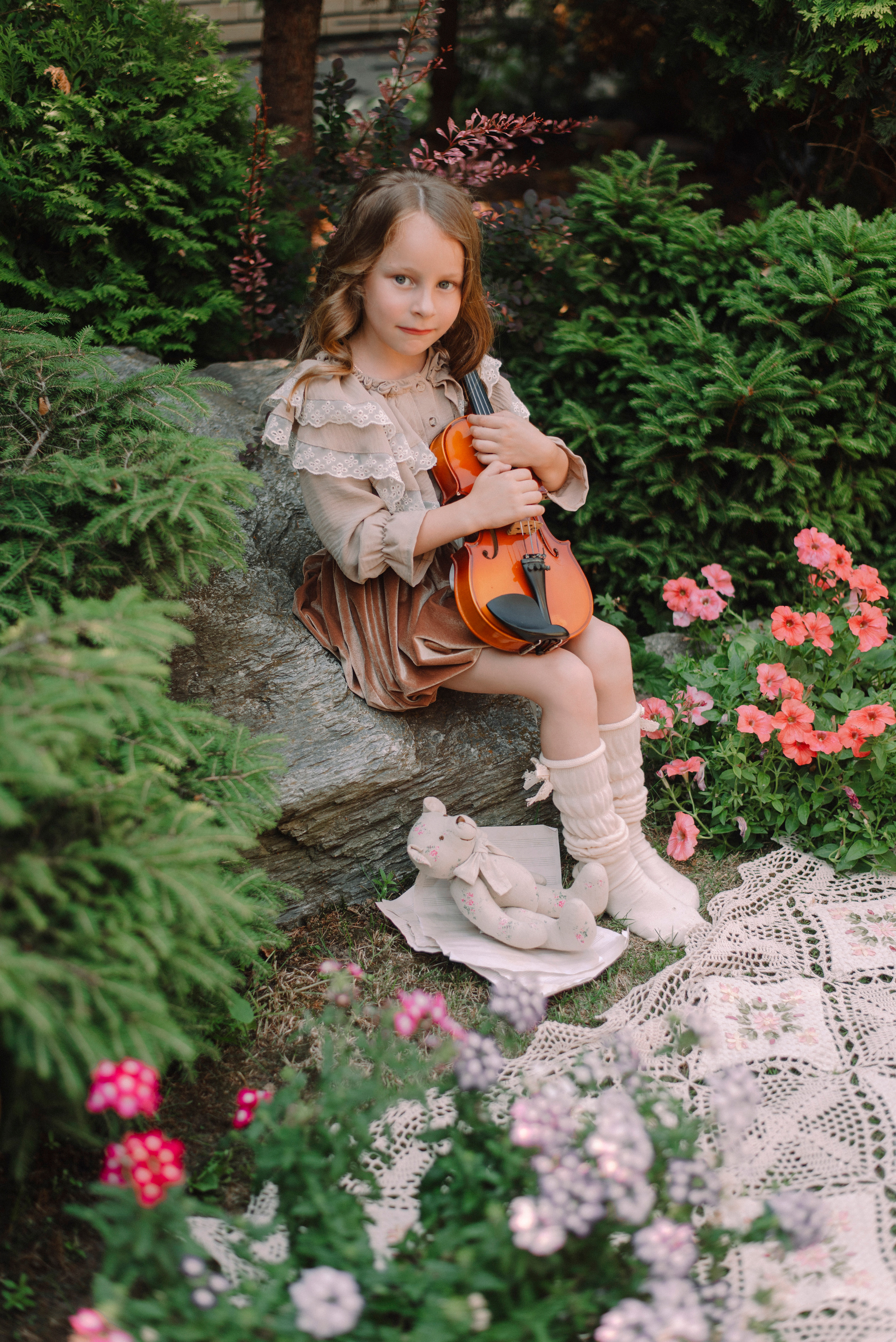 музыкальный пикник, скрипка, детская фотосессия, лето, цветы, локоны