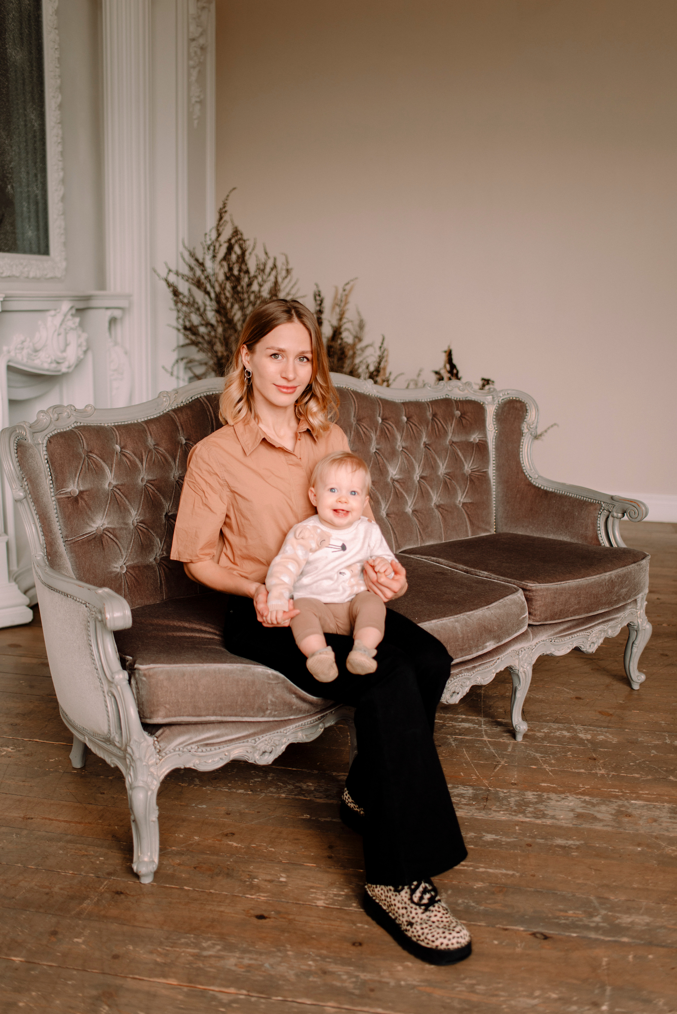 семейная фотосессия, улыбки, осенние, бежевый цвет, малышка, фотосъемка в Рязани, фотостудия