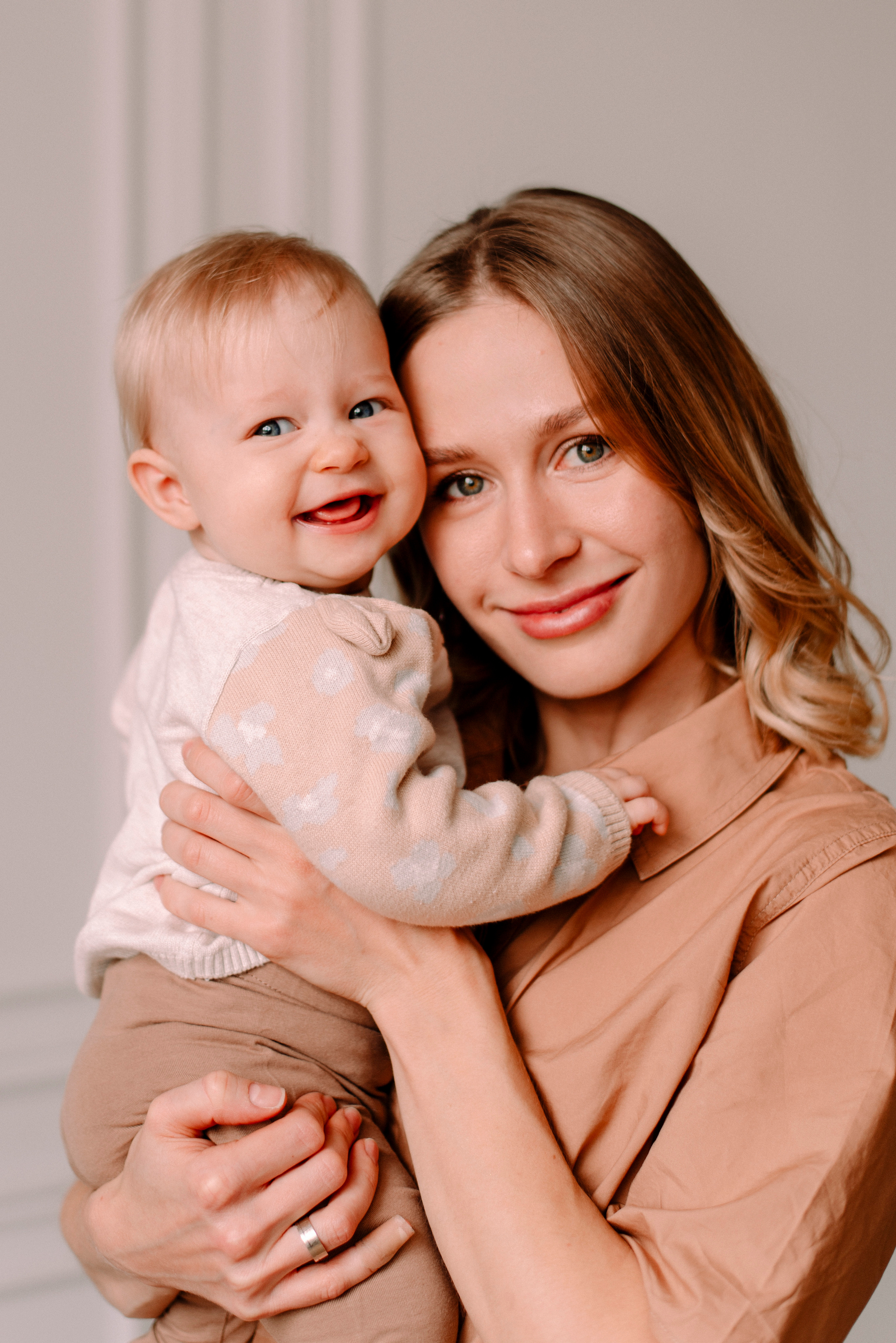 семейная фотосессия, улыбки, осенние, бежевый цвет, малышка, фотосъемка в Рязани, фотостудия