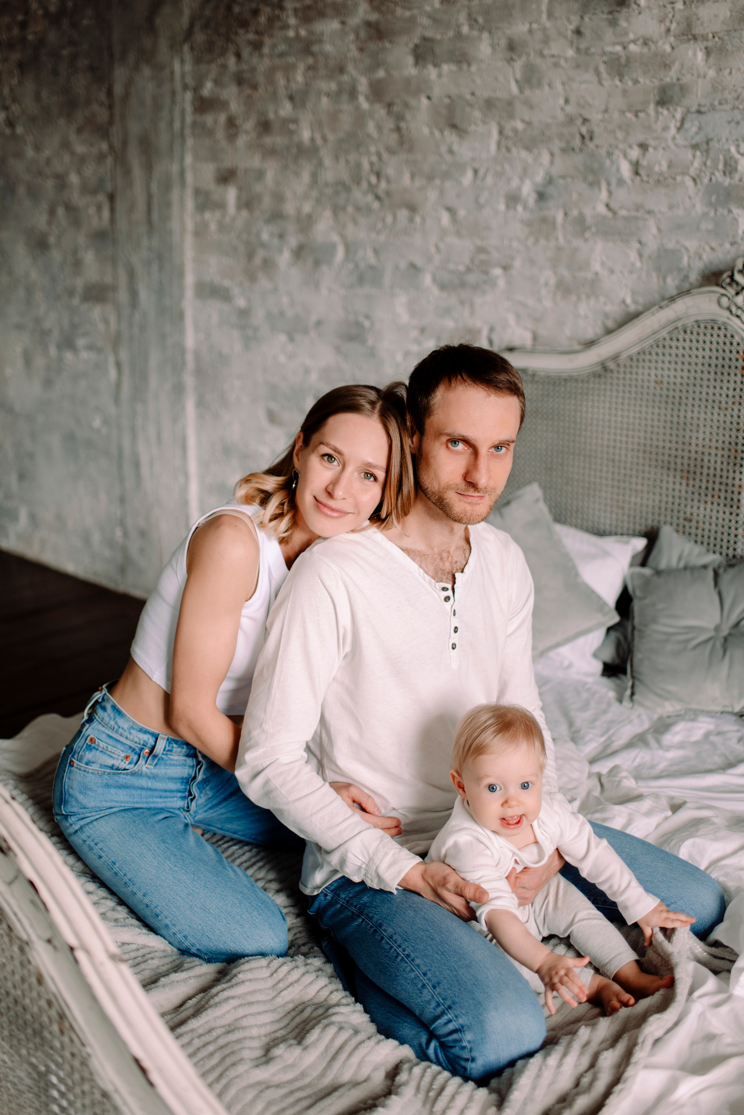 семейная фотосессия, на кровати, белые футболки и джинсы, фото с малышом, живые снимки, фотосъемка в Рязани