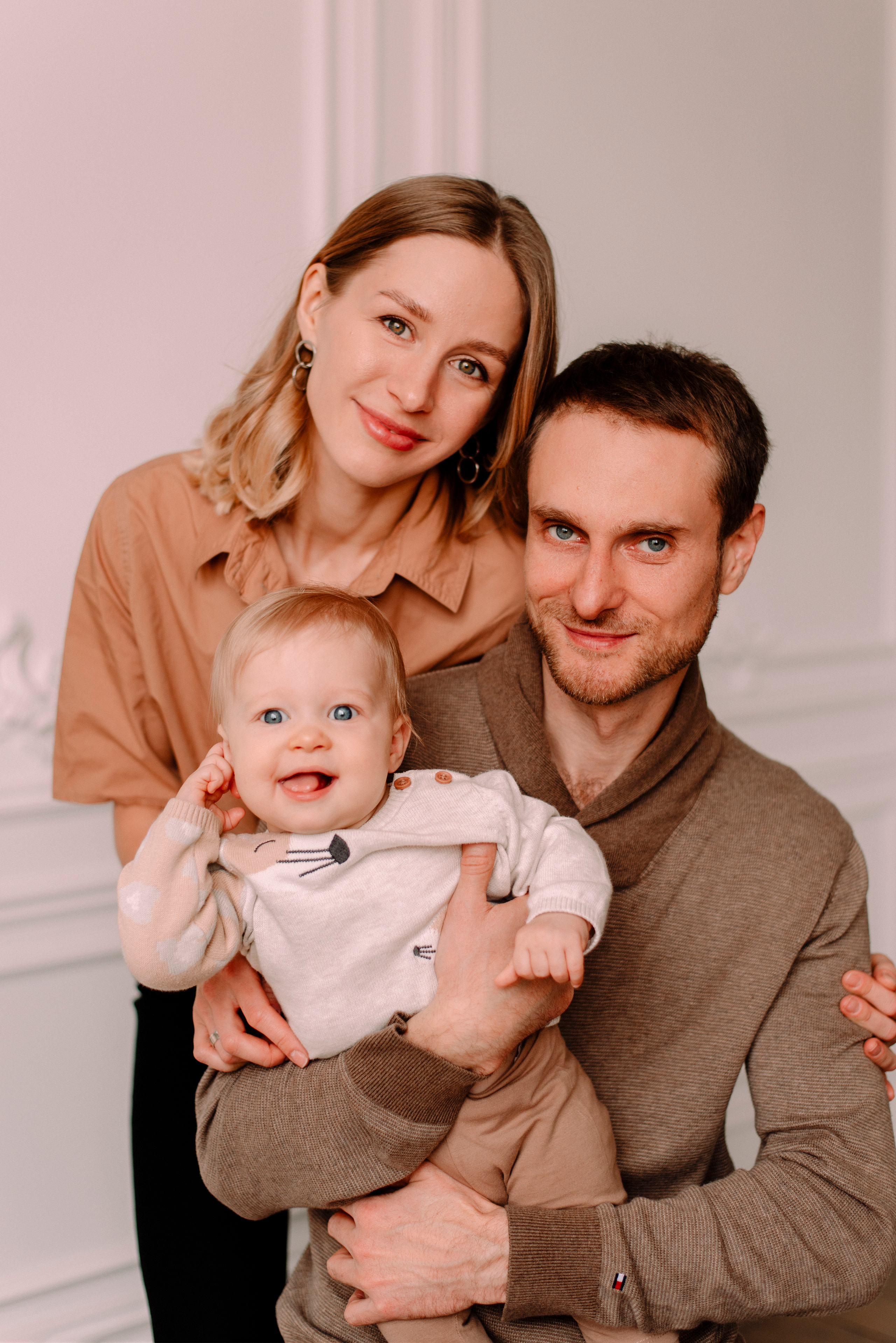 семейная фотосессия, улыбки, осенние, бежевый цвет, малышка, фотосъемка в Рязани, фотостудия