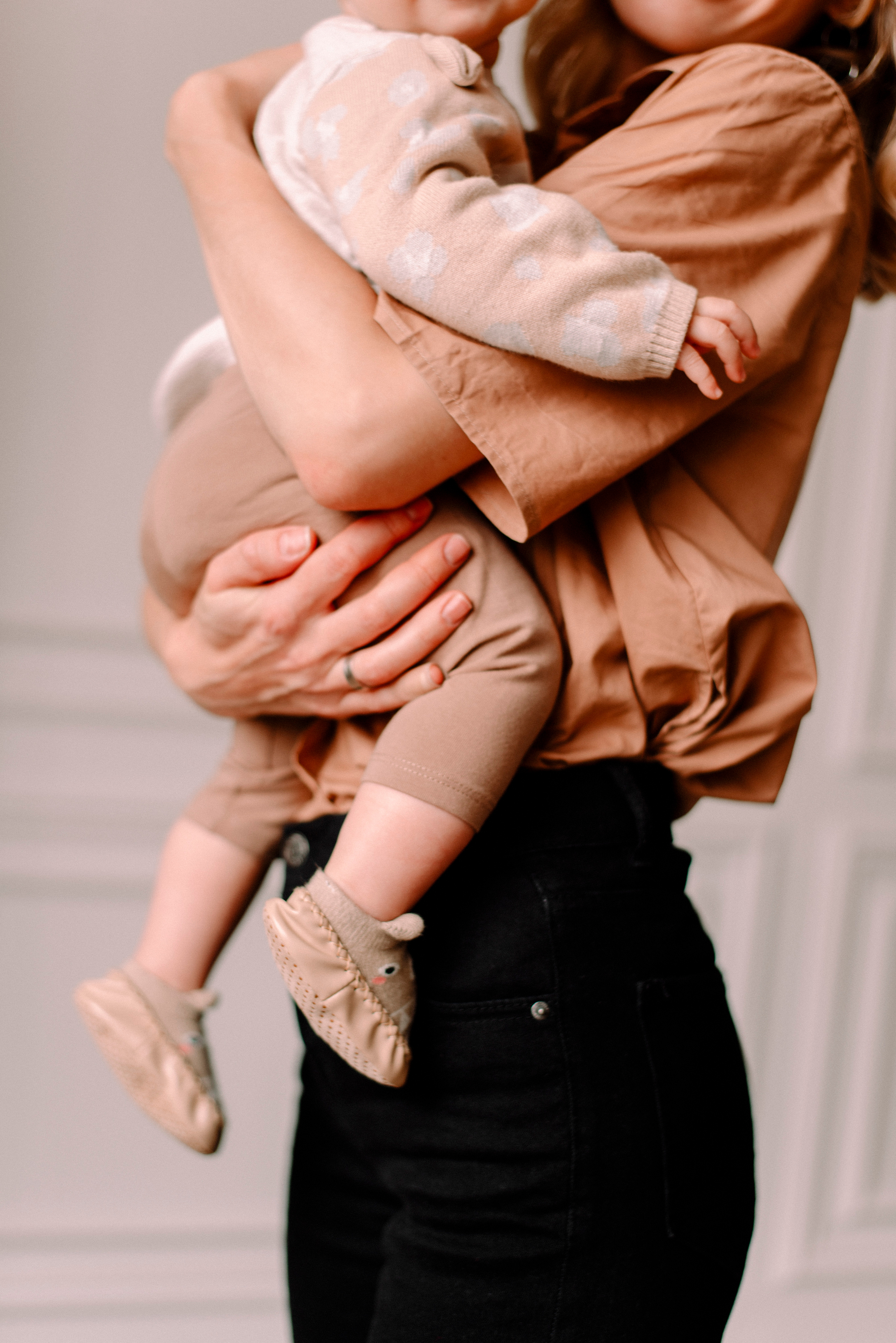 семейная фотосессия, улыбки, осенние, бежевый цвет, малышка, фотосъемка в Рязани, фотостудия