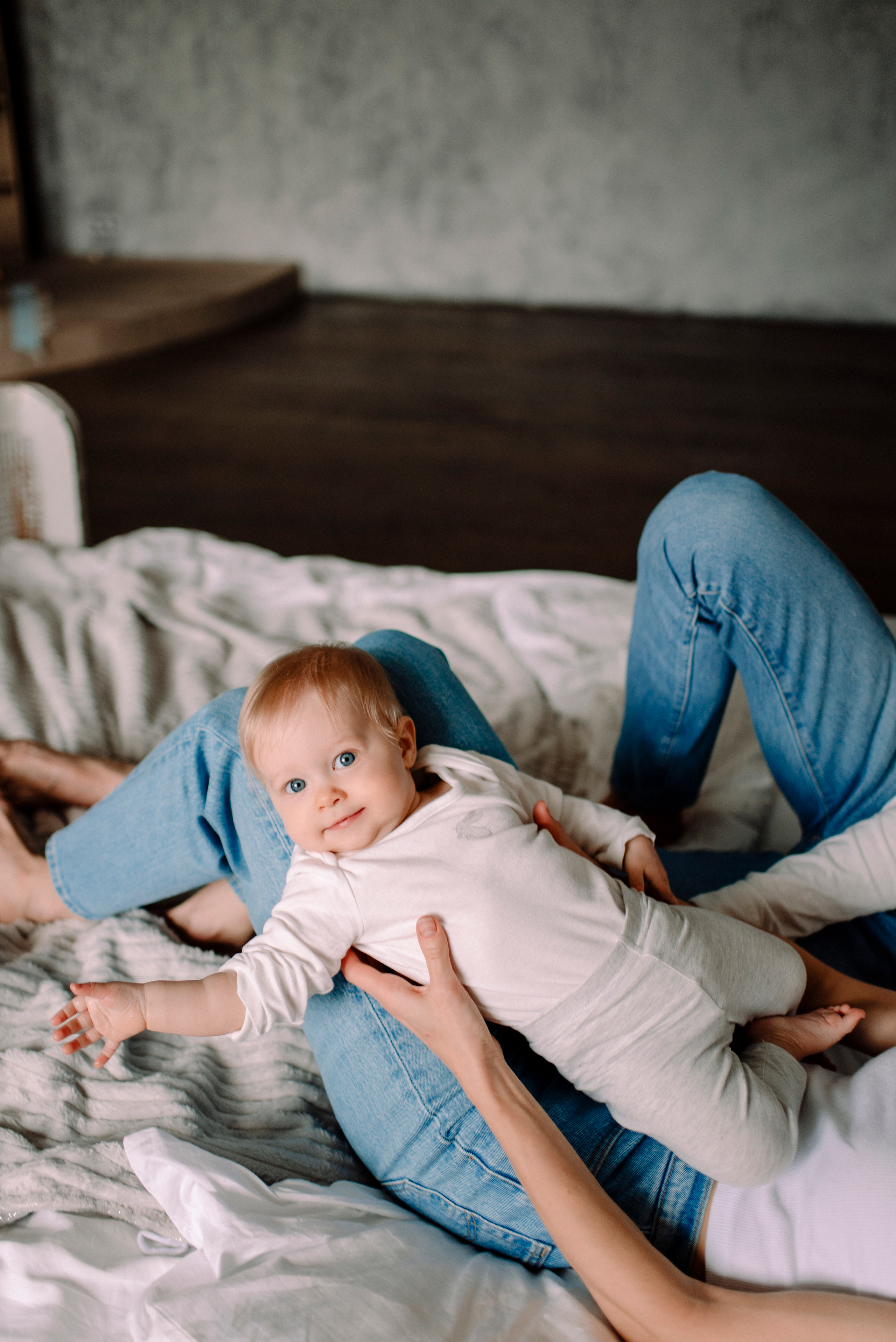 семейная фотосессия, на кровати, белые футболки и джинсы, фото с малышом, живые снимки, фотосъемка в Рязани