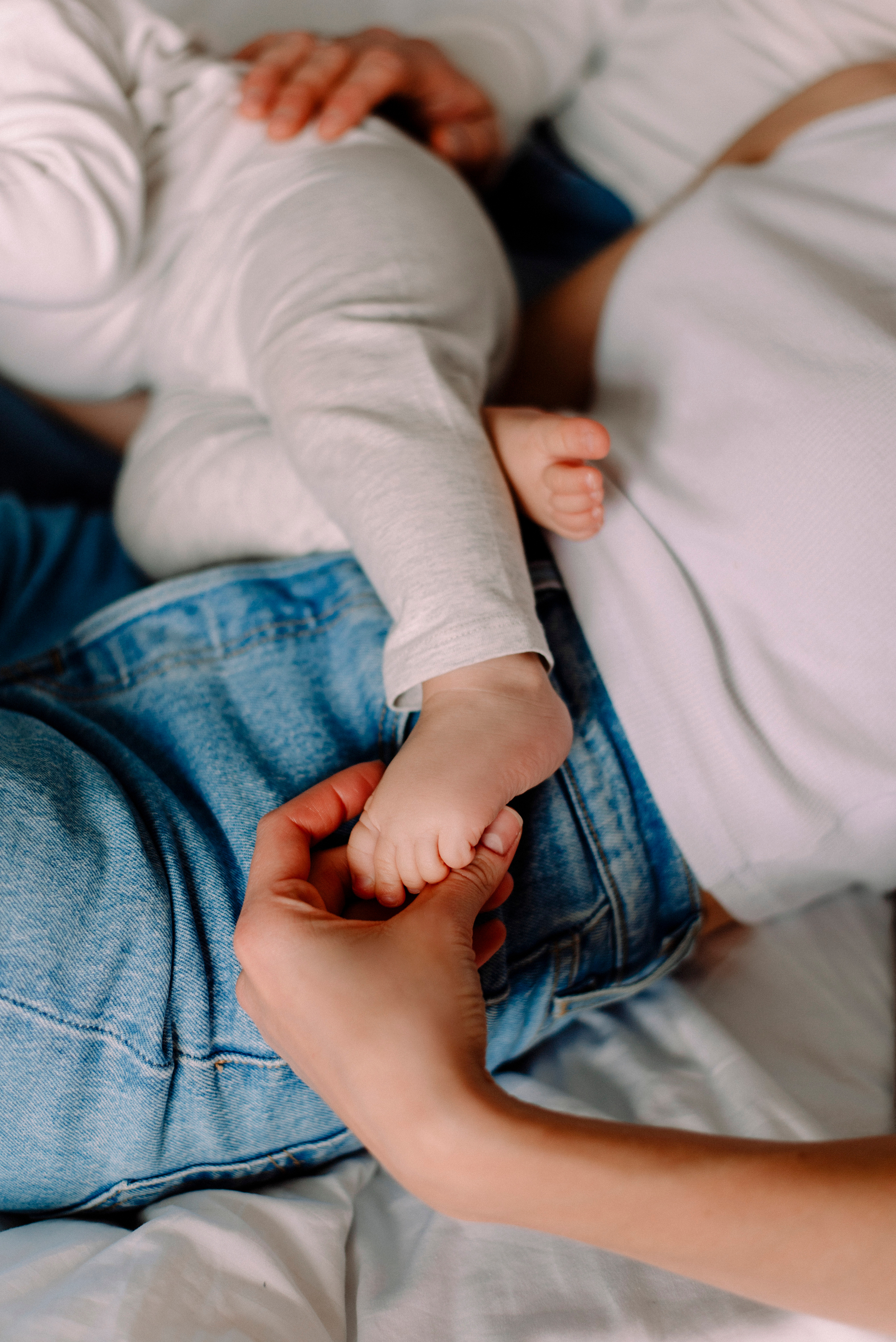 семейная фотосессия, на кровати, белые футболки и джинсы, фото с малышом, живые снимки, фотосъемка в Рязани, детали