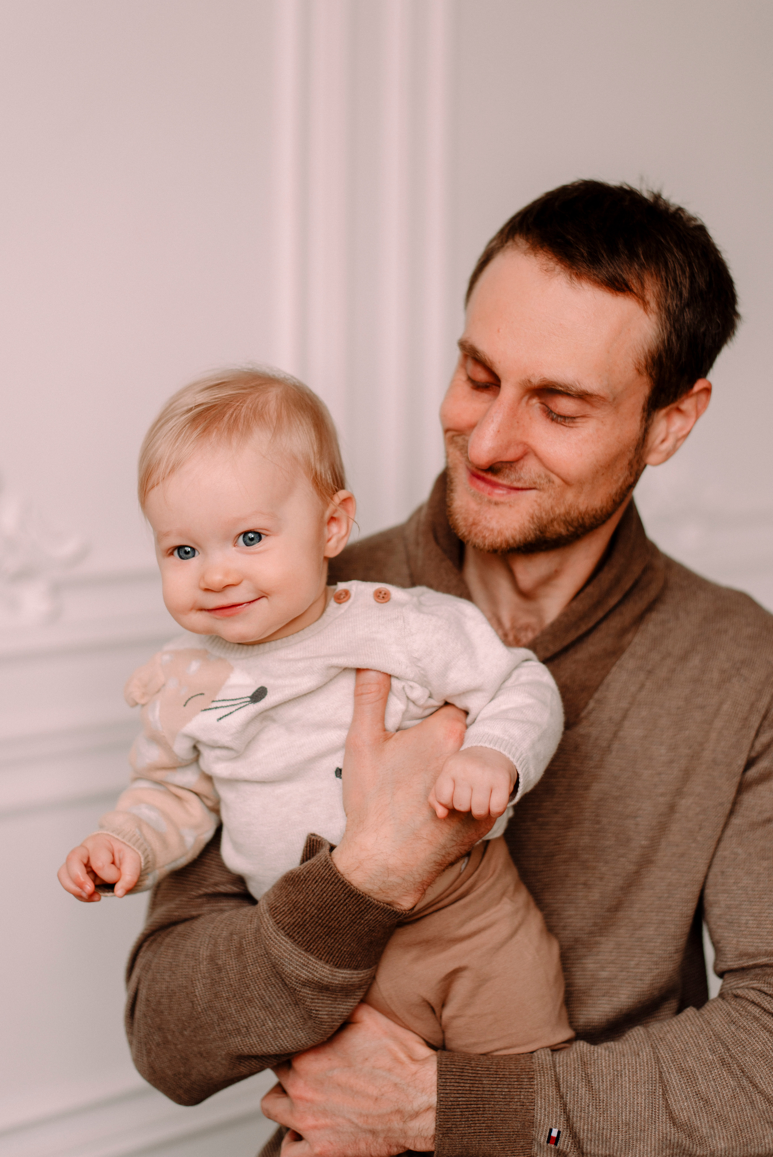 семейная фотосессия, улыбки, осенние, бежевый цвет, малышка, фотосъемка в Рязани, фотостудия