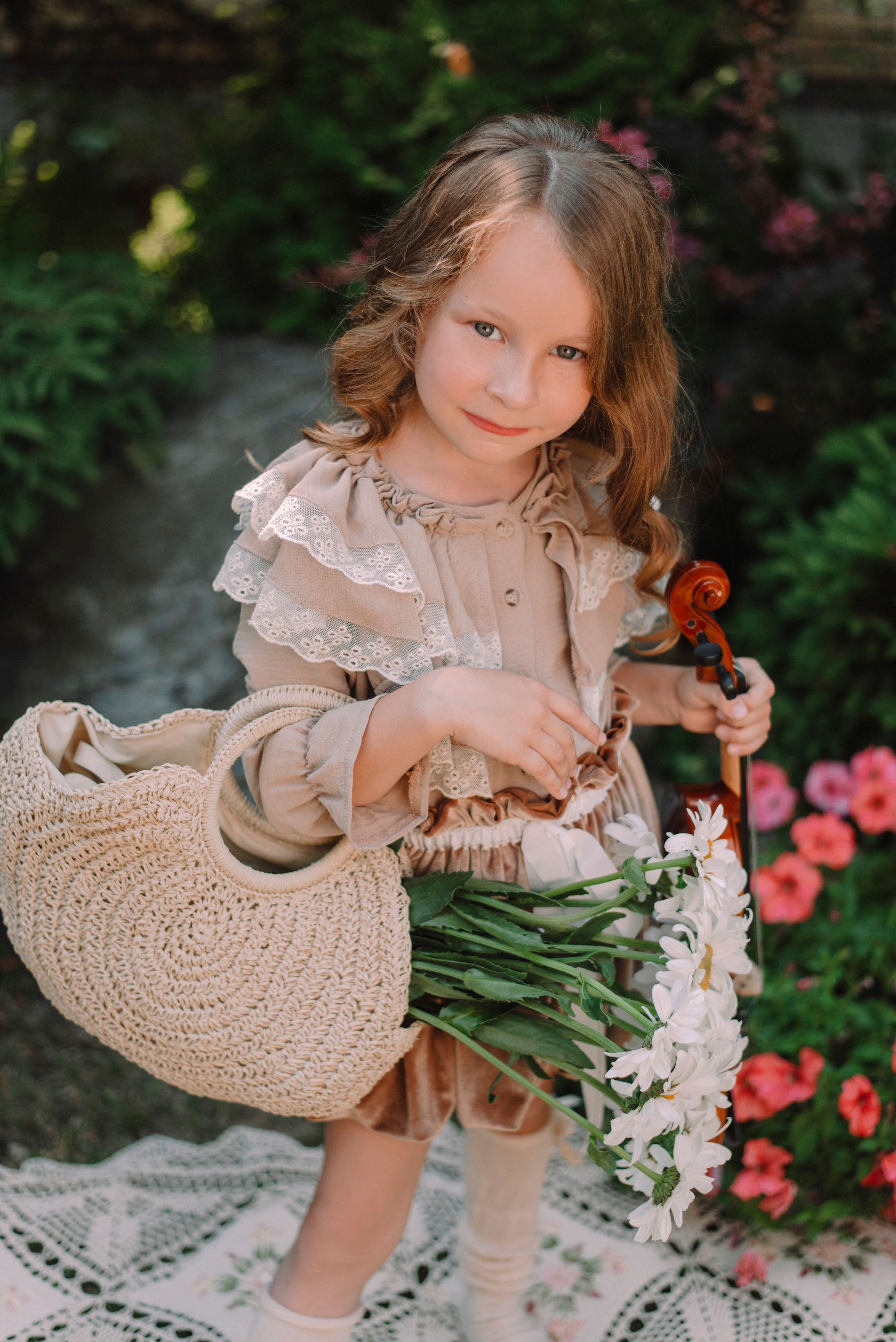 музыкальный пикник, скрипка, детская фотосессия, лето, цветы, локоны