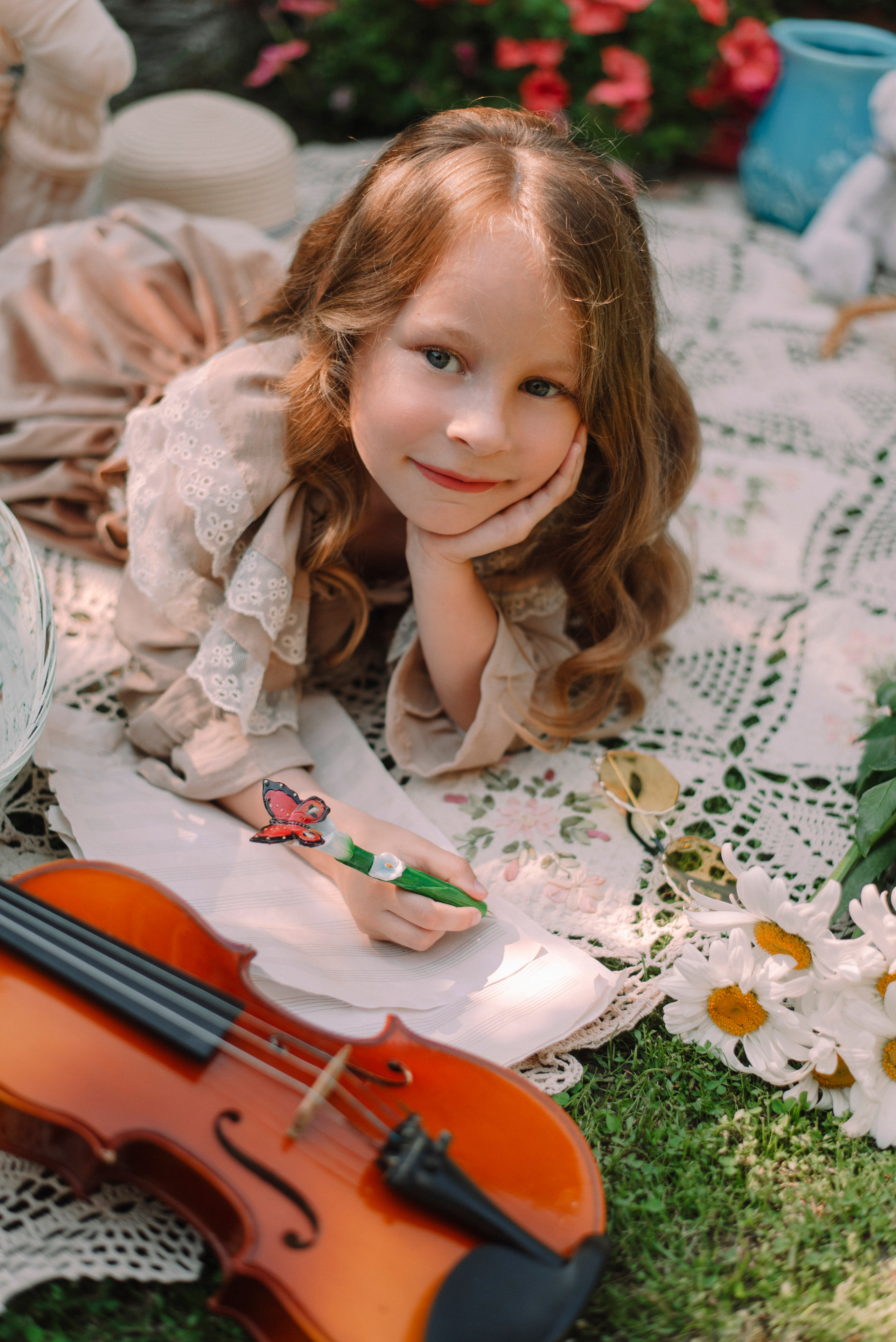 музыкальный пикник, скрипка, детская фотосессия, лето, цветы, локоны