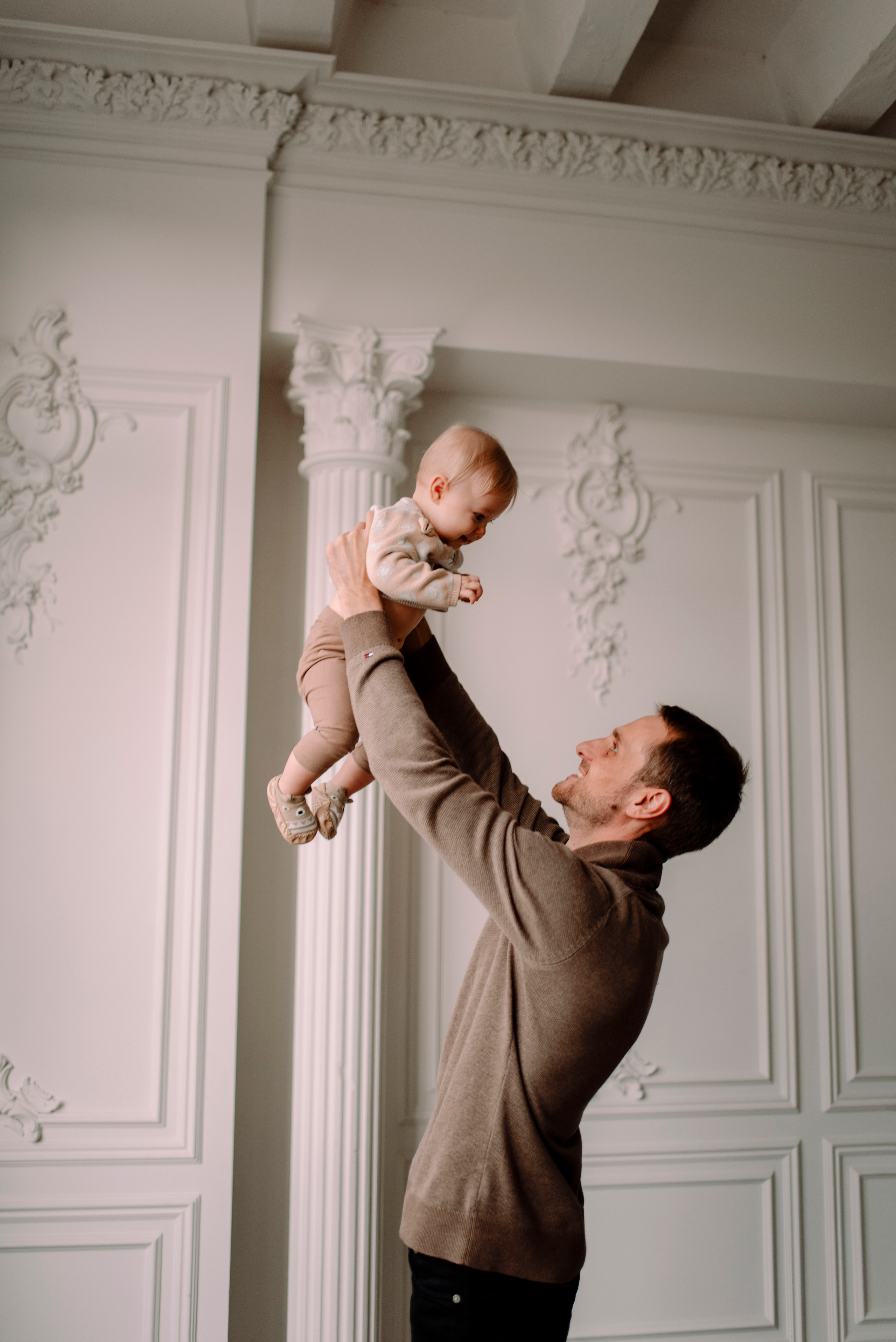 семейная фотосессия, улыбки, осенние, бежевый цвет, малышка, фотосъемка в Рязани, фотостудия