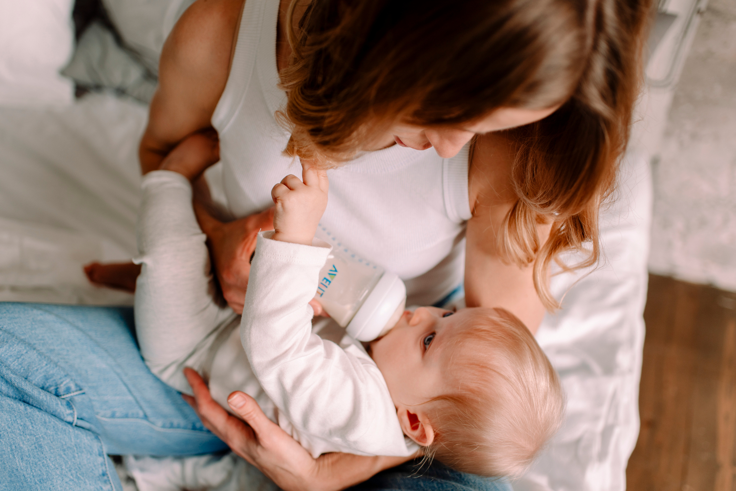 семейная фотосессия, на кровати, белые футболки и джинсы, фото с малышом, живые снимки, фотосъемка в Рязани