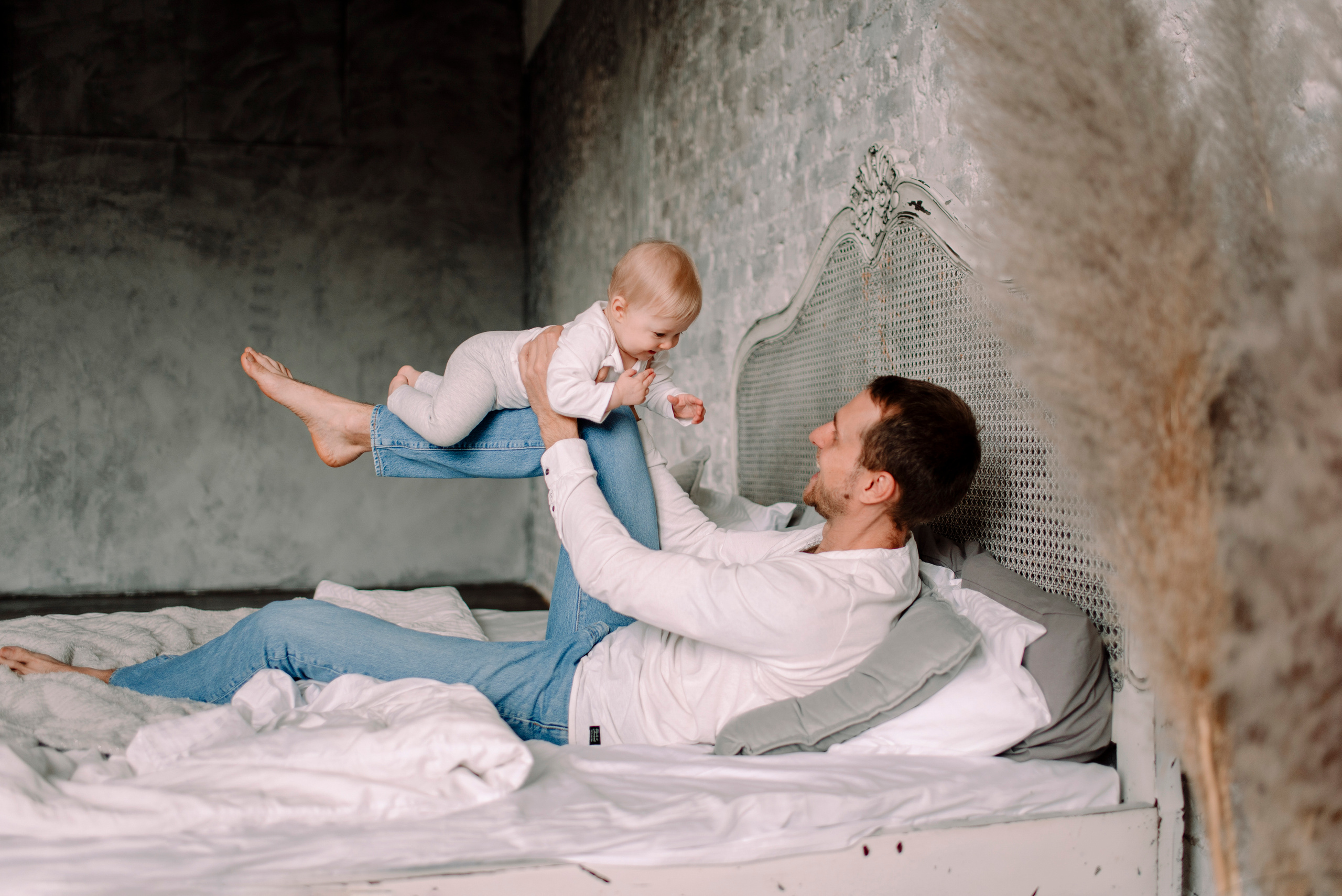 семейная фотосессия, на кровати, белые футболки и джинсы, фото с малышом, живые снимки, фотосъемка в Рязани, отец и дочь