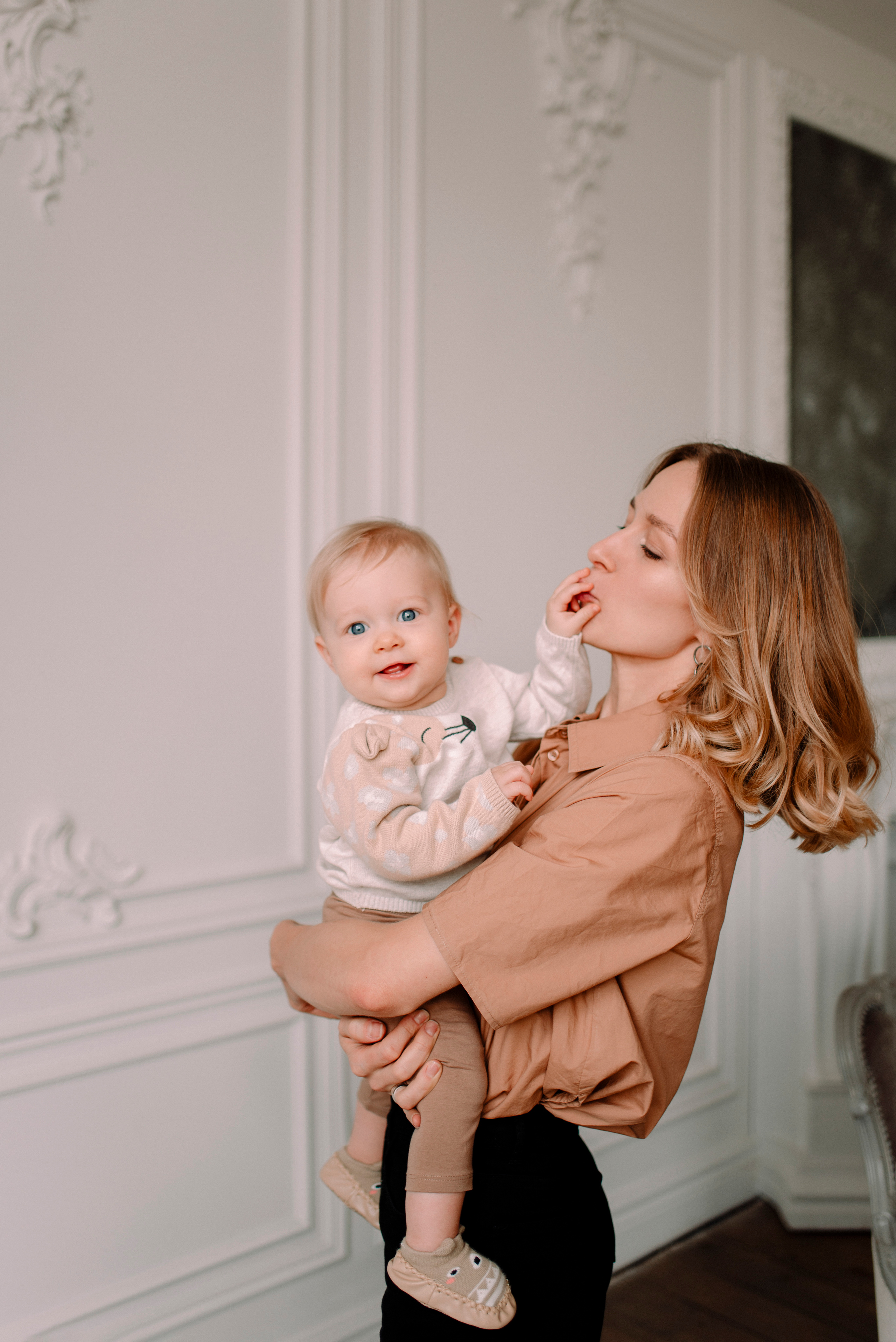 семейная фотосессия, улыбки, осенние, бежевый цвет, малышка, фотосъемка в Рязани, фотостудия