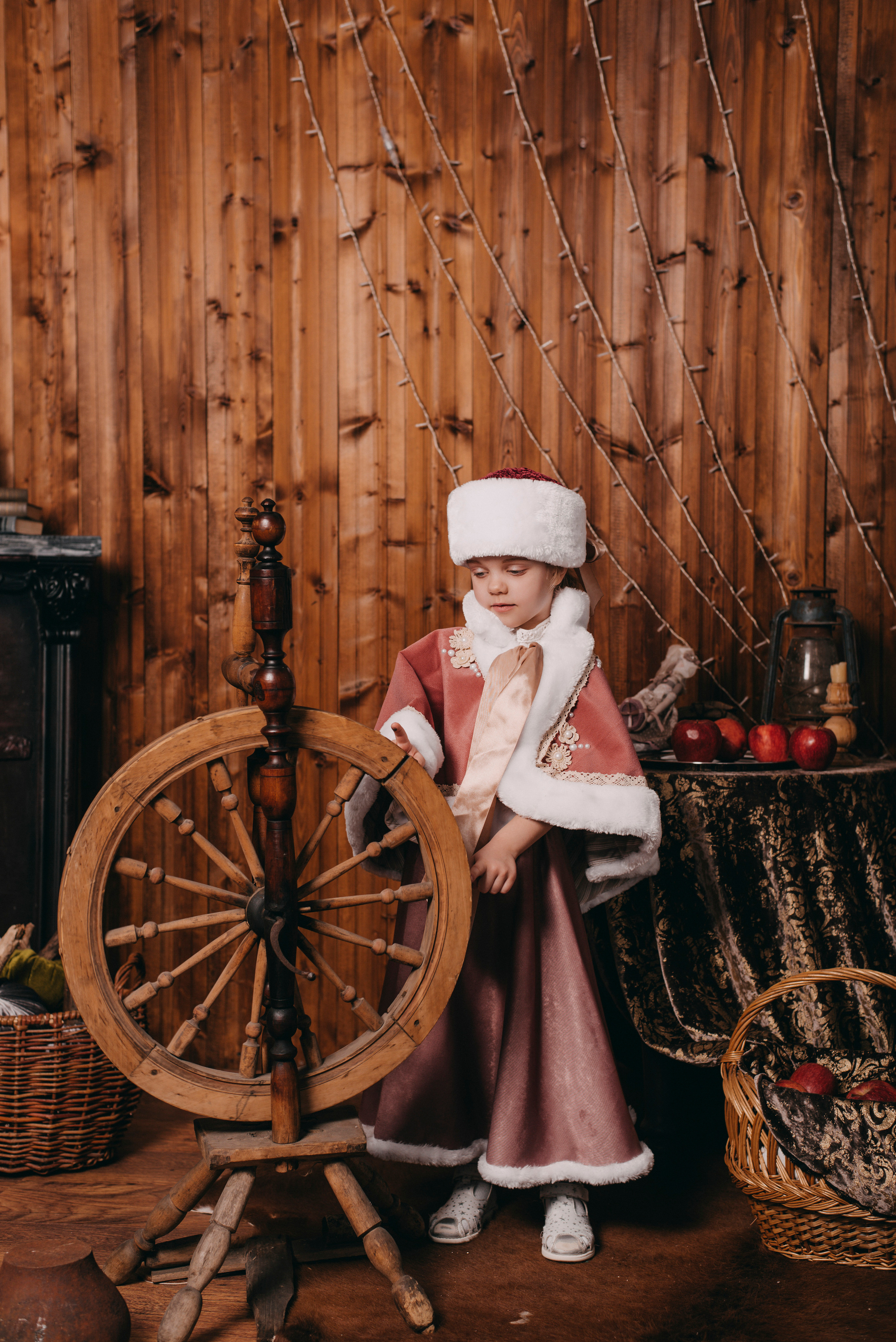 детская фотосессия, в русском стиле, яблочко, зима, прялка