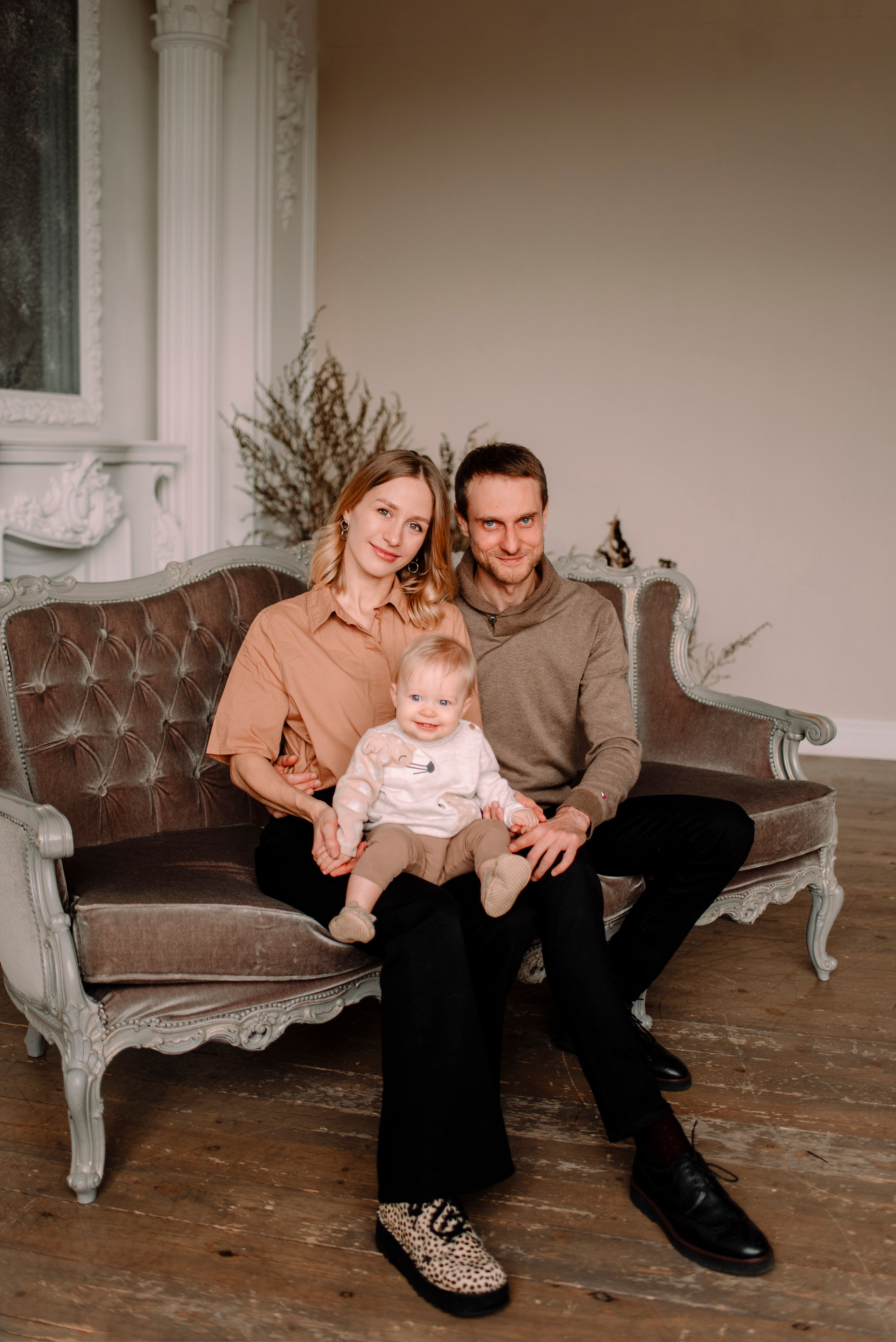 семейная фотосессия, улыбки, осенние, бежевый цвет, малышка, фотосъемка в Рязани, фотостудия